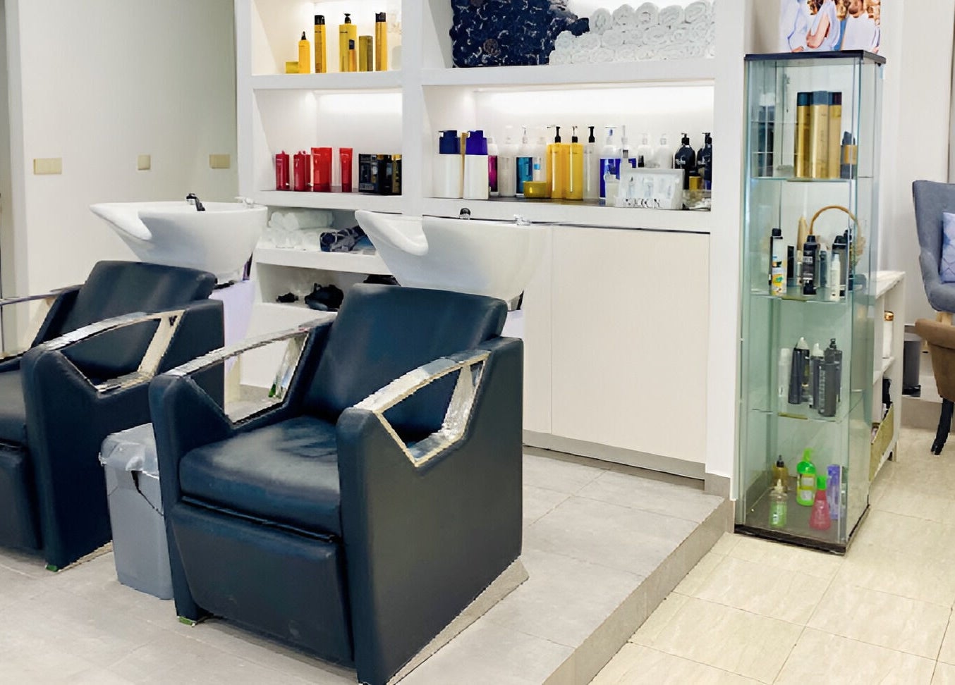 Espaço de cabeleireiro moderno no Elements - Beleza e Bem Estar, Odivelas, Portugal, PT.