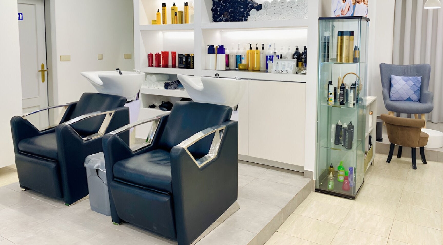 Espaço de cabeleireiro moderno no Elements - Beleza e Bem Estar, Odivelas, Portugal, PT.