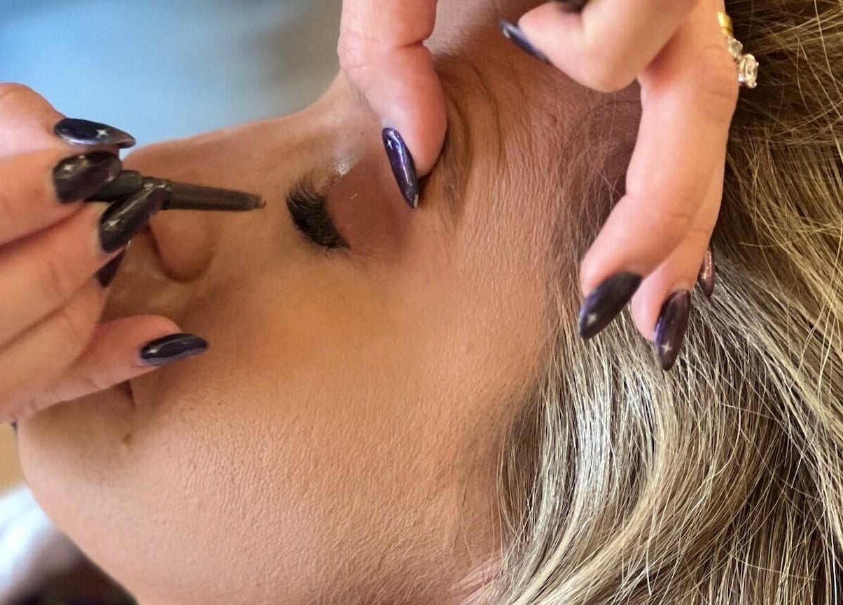 Maquiadora aplicando delineador em cliente no Elements - Beleza e Bem Estar, Odivelas, Portugal, PT.