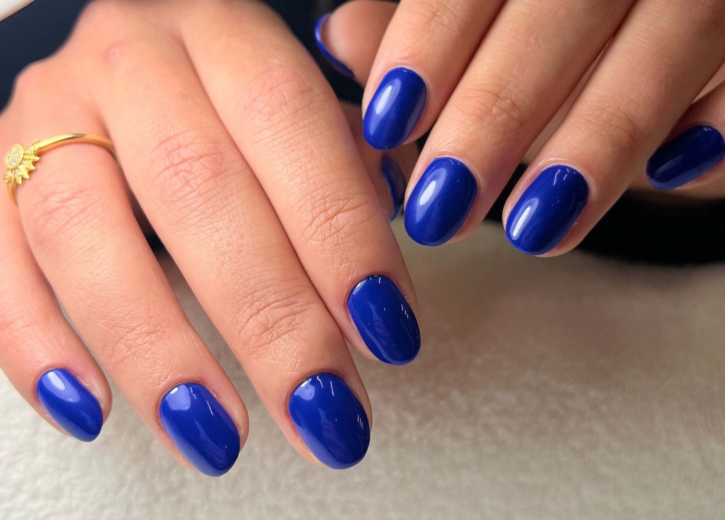 Unhas azul brilhante manicura em Elements - Beleza e Bem Estar, Odivelas, Portugal, PT.