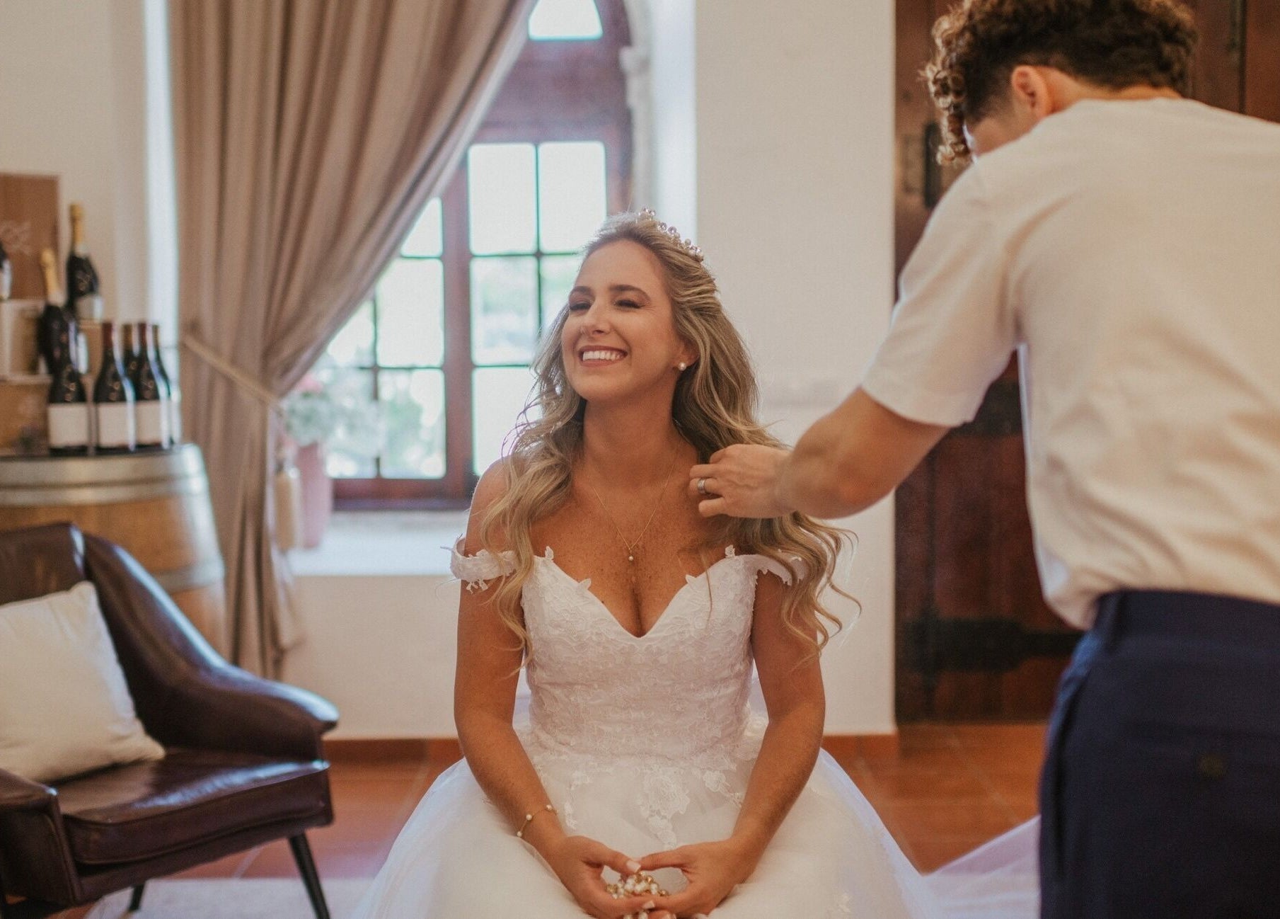 Noiva sorridente em Elements - Beleza e Bem Estar, Odivelas, Portugal, PT, durante preparação de beleza.