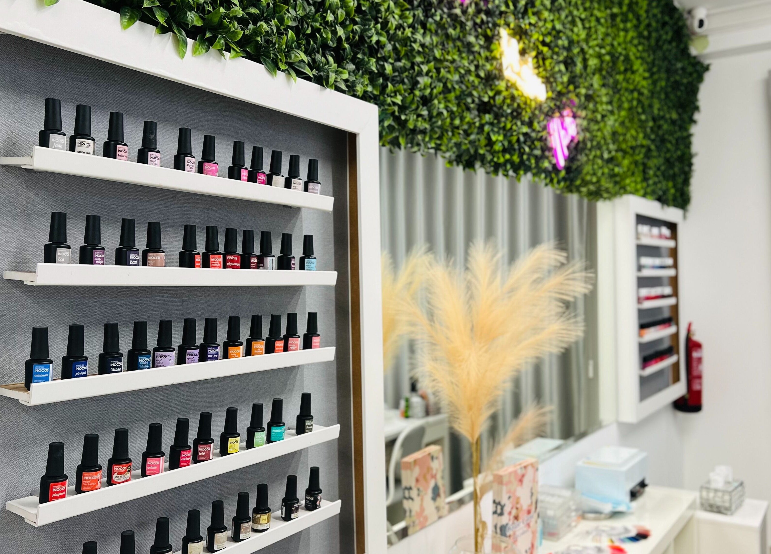 Estante de esmaltes coloridos no Elements - Beleza e Bem Estar, Odivelas, Portugal, PT.