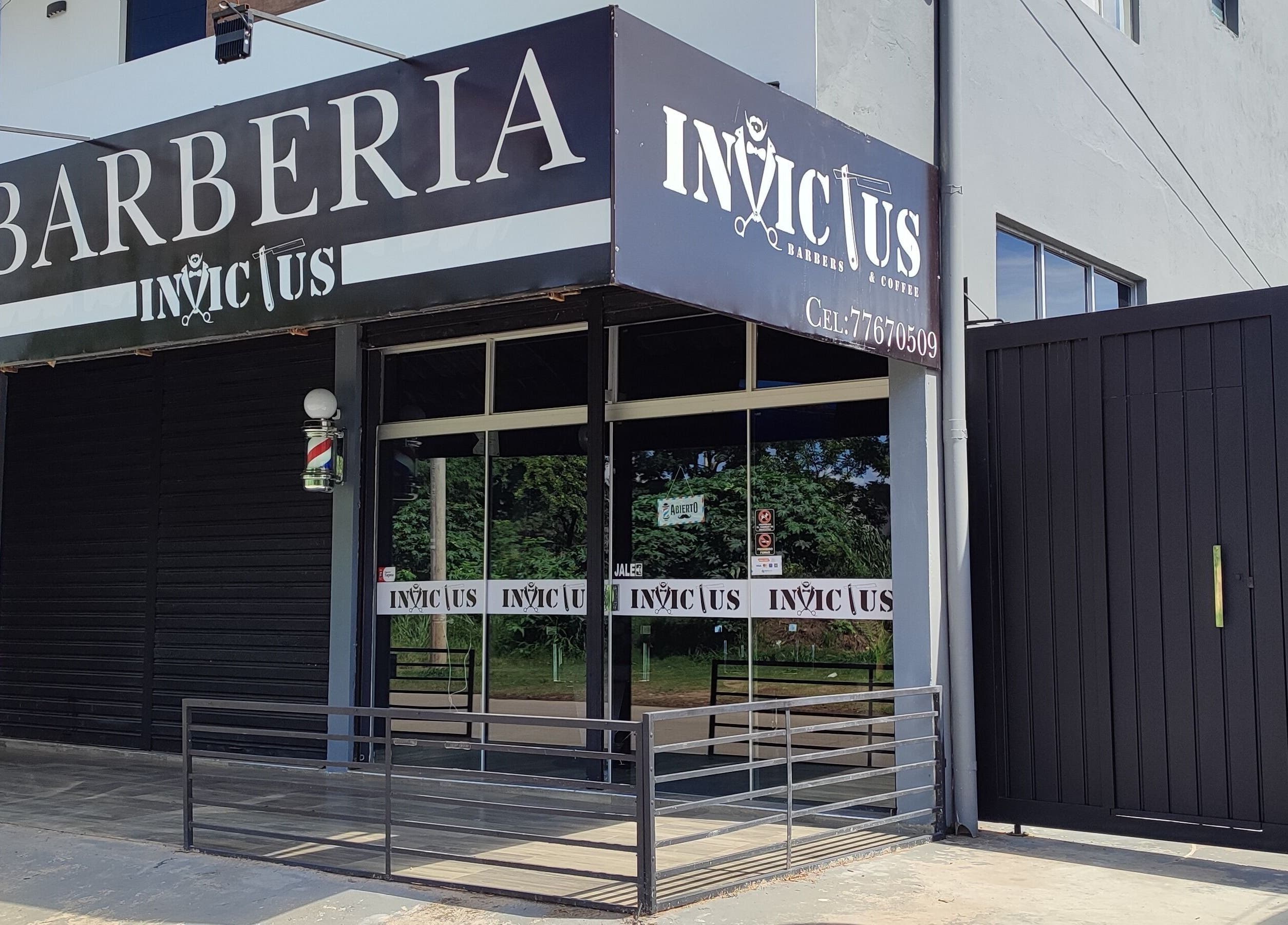 Fachada de Invictus Barbers & Coffee en Santa Cruz de la Sierra, BO, mostrando su distintivo cartel.