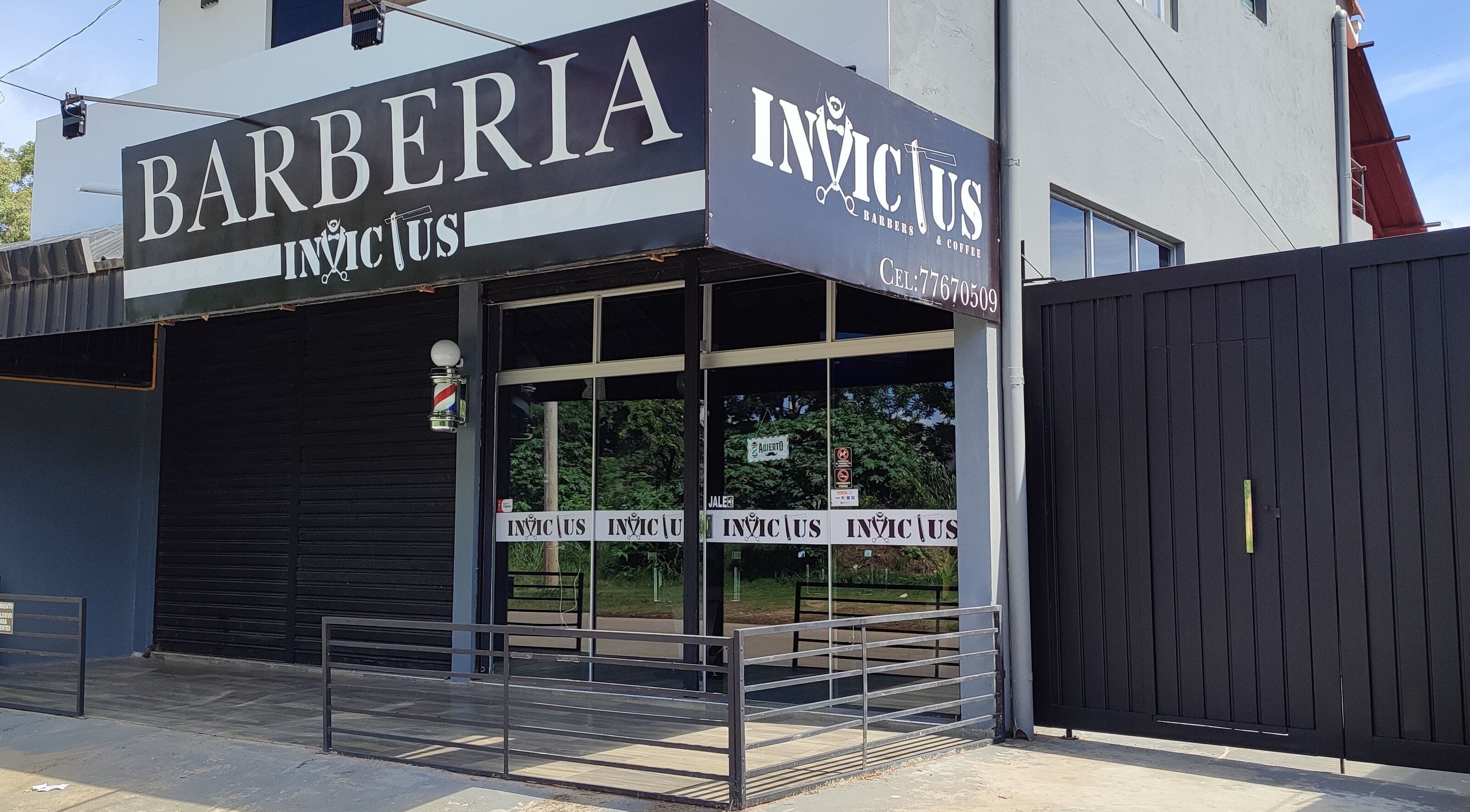 Fachada de Invictus Barbers & Coffee en Santa Cruz de la Sierra, BO, mostrando su distintivo cartel.