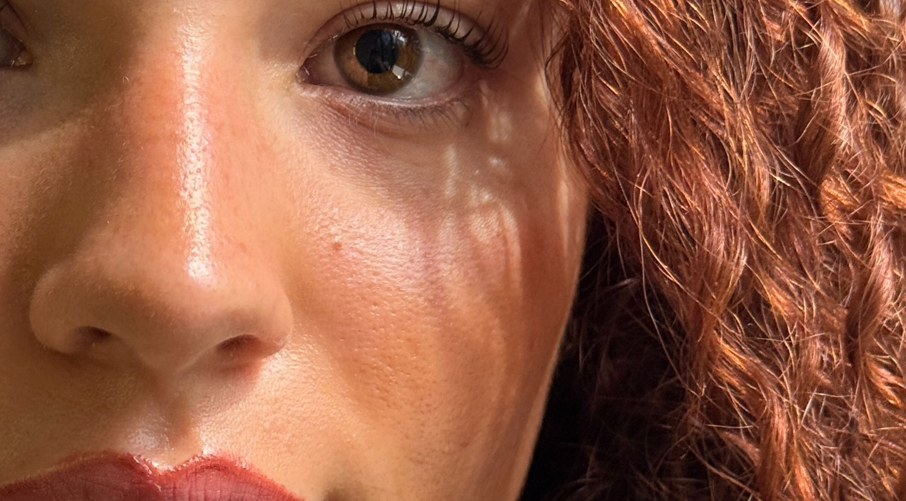 Primer plano de rostro iluminado en Aesthetic Nails & More, Playa Del Carmen, Quintana Roo, MX.