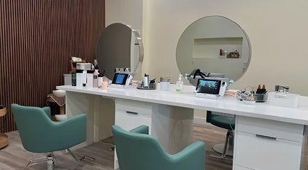 TT Head Spa Long Beach interior with stylish salon chairs and mirrors, Long Beach, California, US.
