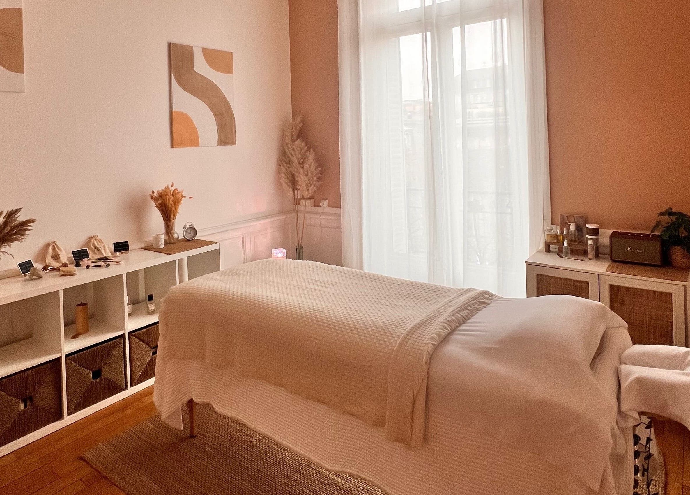 Salle de soins apaisante chez Kia Ora, Clermont-Ferrand, Auvergne-Rhône-Alpes, FR, avec déco chaleureuse.