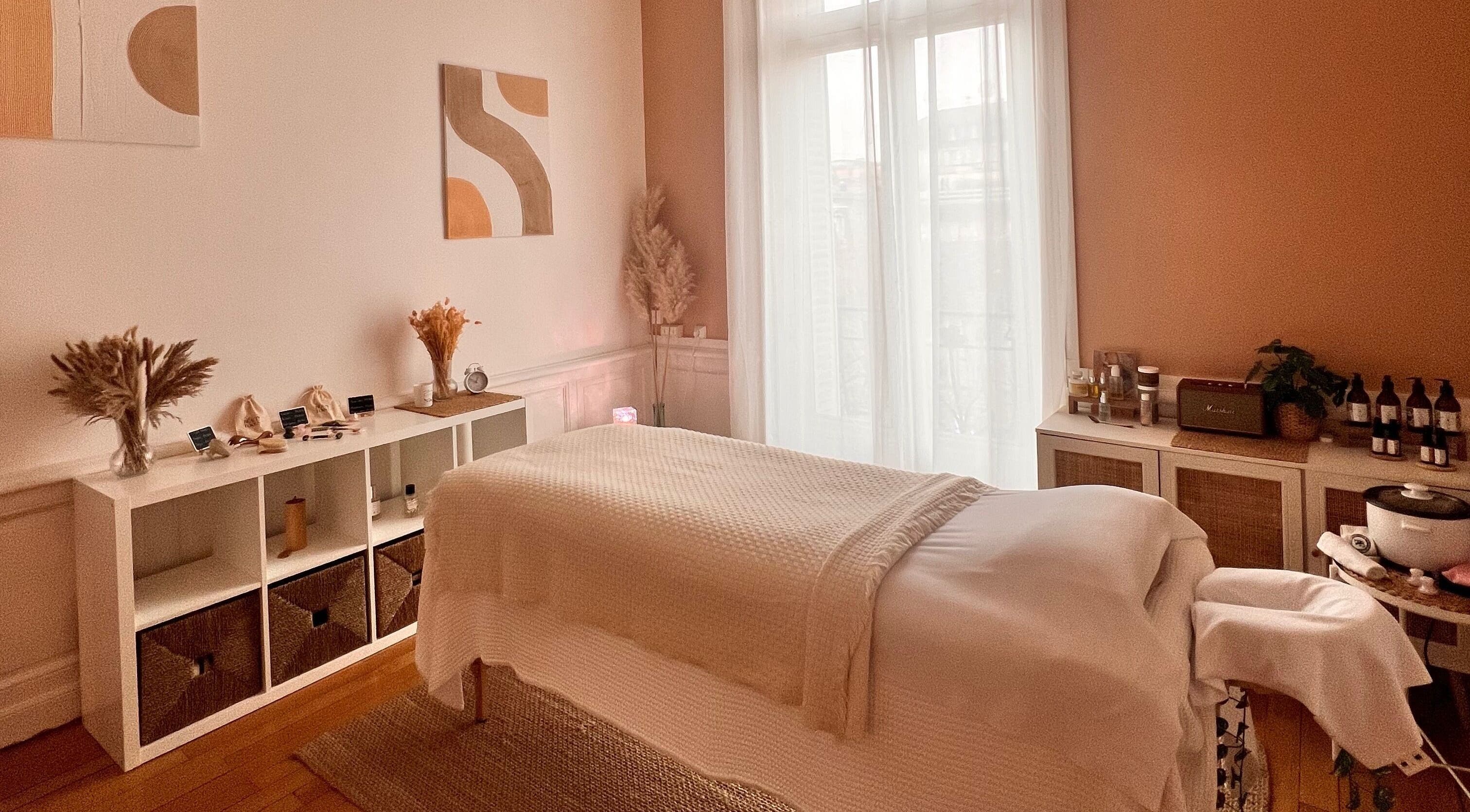 Salle de soins apaisante chez Kia Ora, Clermont-Ferrand, Auvergne-Rhône-Alpes, FR, avec déco chaleureuse.