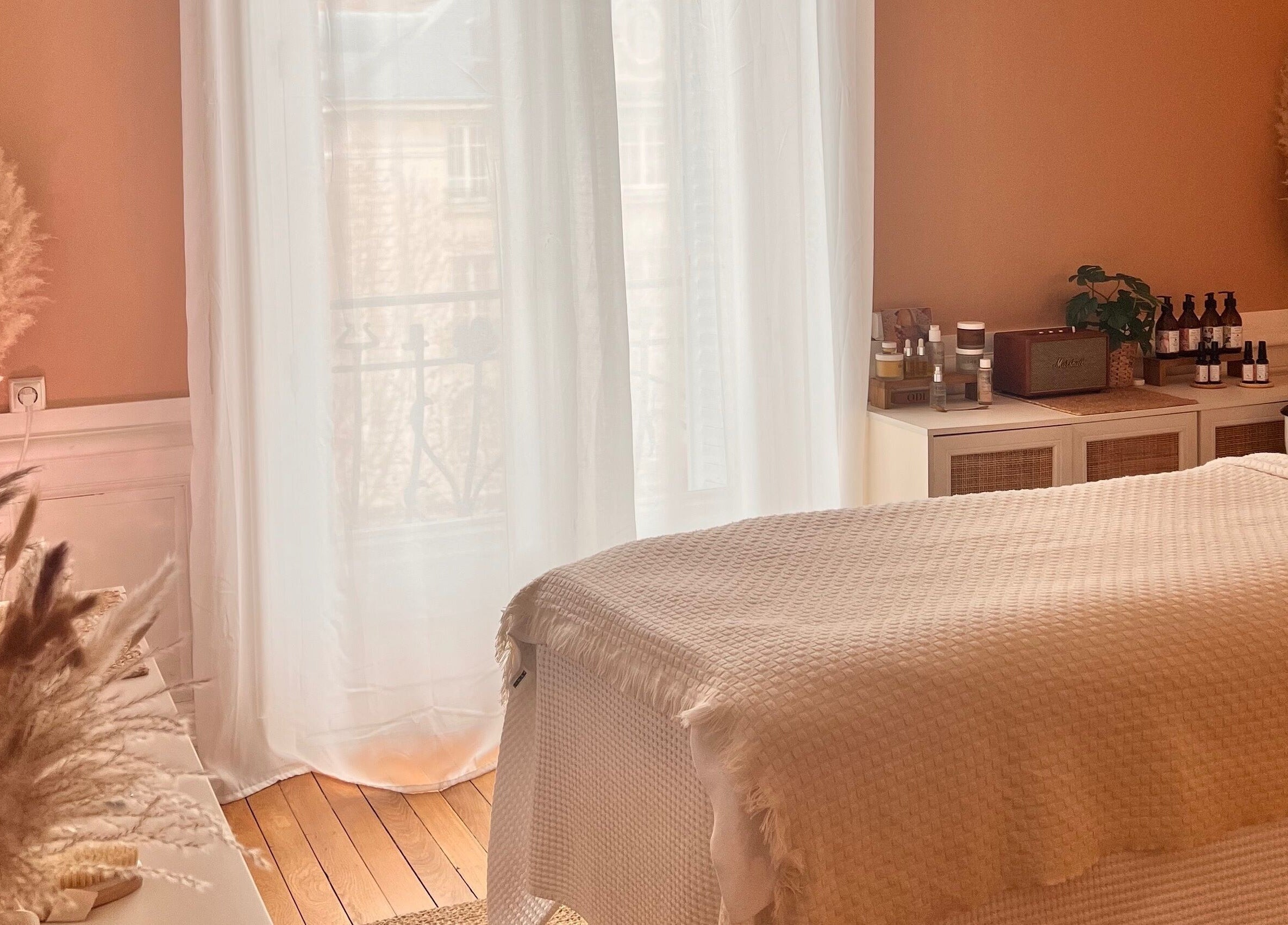 Salle de soins apaisante de Kia Ora à Clermont-Ferrand, Auvergne-Rhône-Alpes, FR, avec décoration chaleureuse.