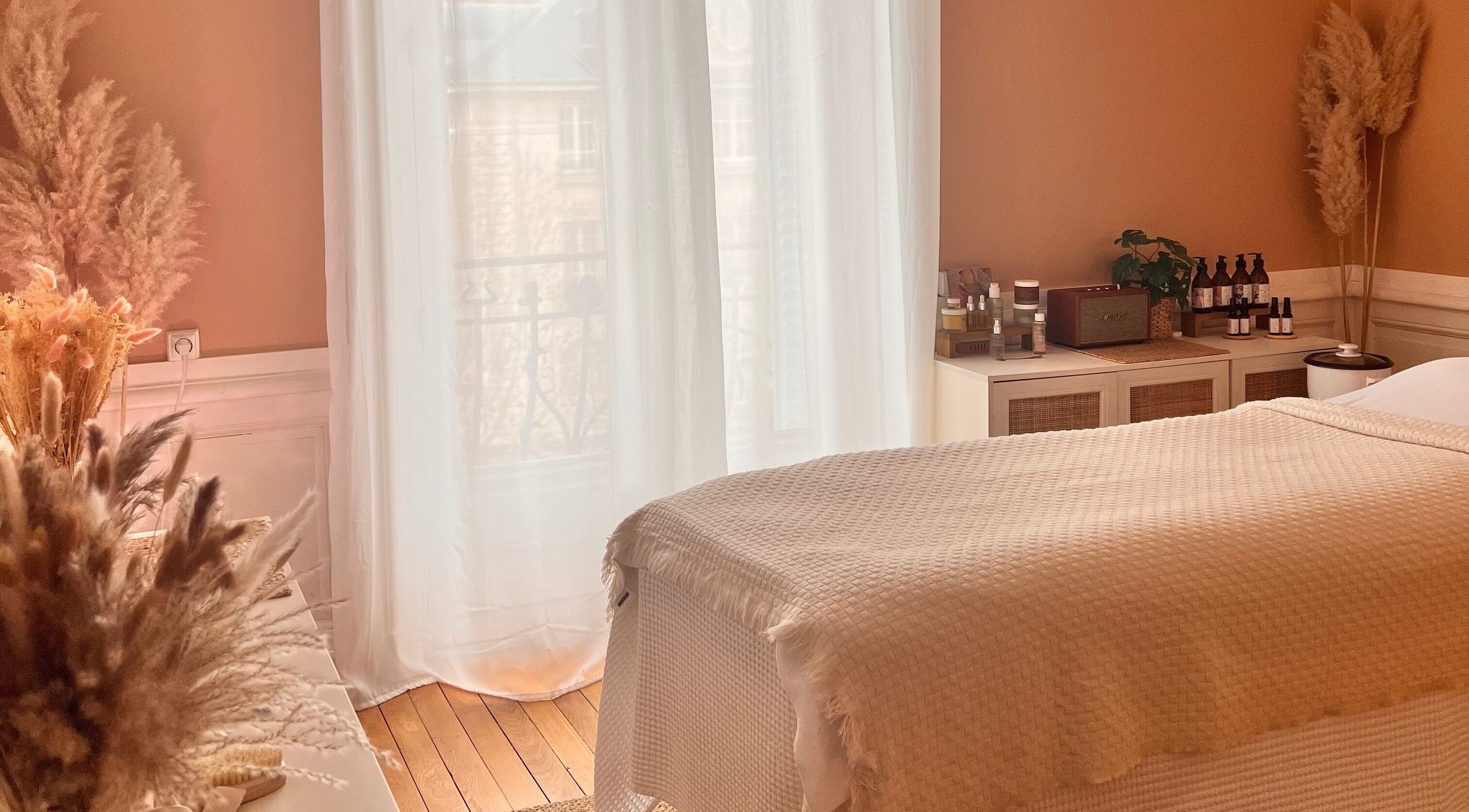 Salle de soins apaisante de Kia Ora à Clermont-Ferrand, Auvergne-Rhône-Alpes, FR, avec décoration chaleureuse.