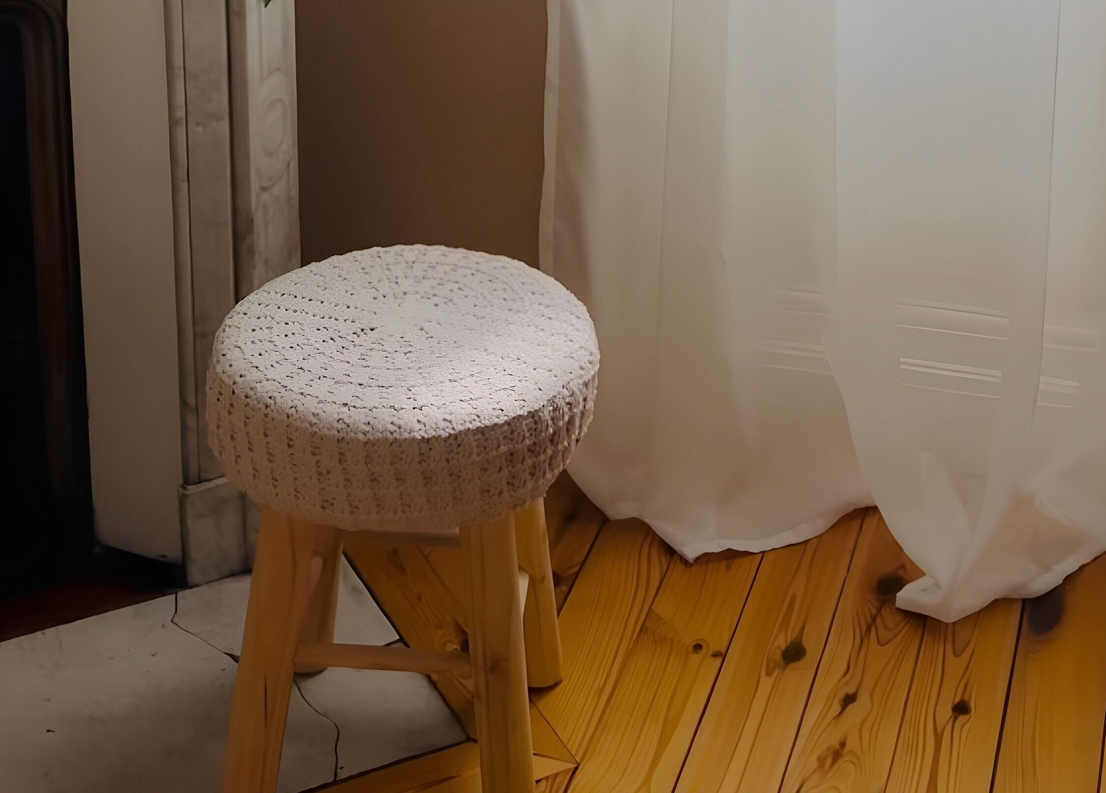 Tabouret en crochet chez Kia Ora, Clermont-Ferrand, Auvergne-Rhône-Alpes, FR, ambiance paisible et relaxante.