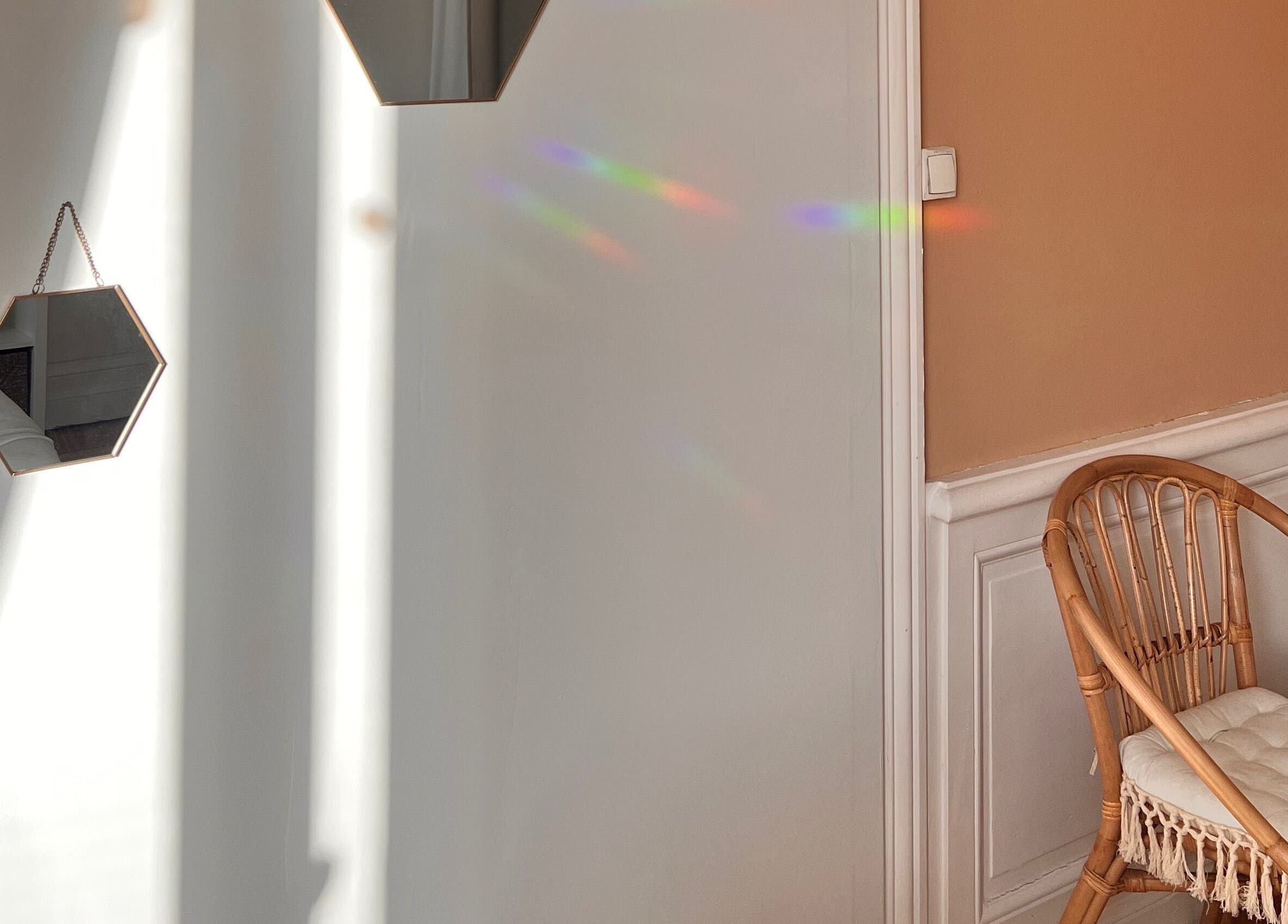 Coin détente ensoleillé chez Kia Ora, Clermont-Ferrand, Auvergne-Rhône-Alpes, FR avec chaise en rotin.