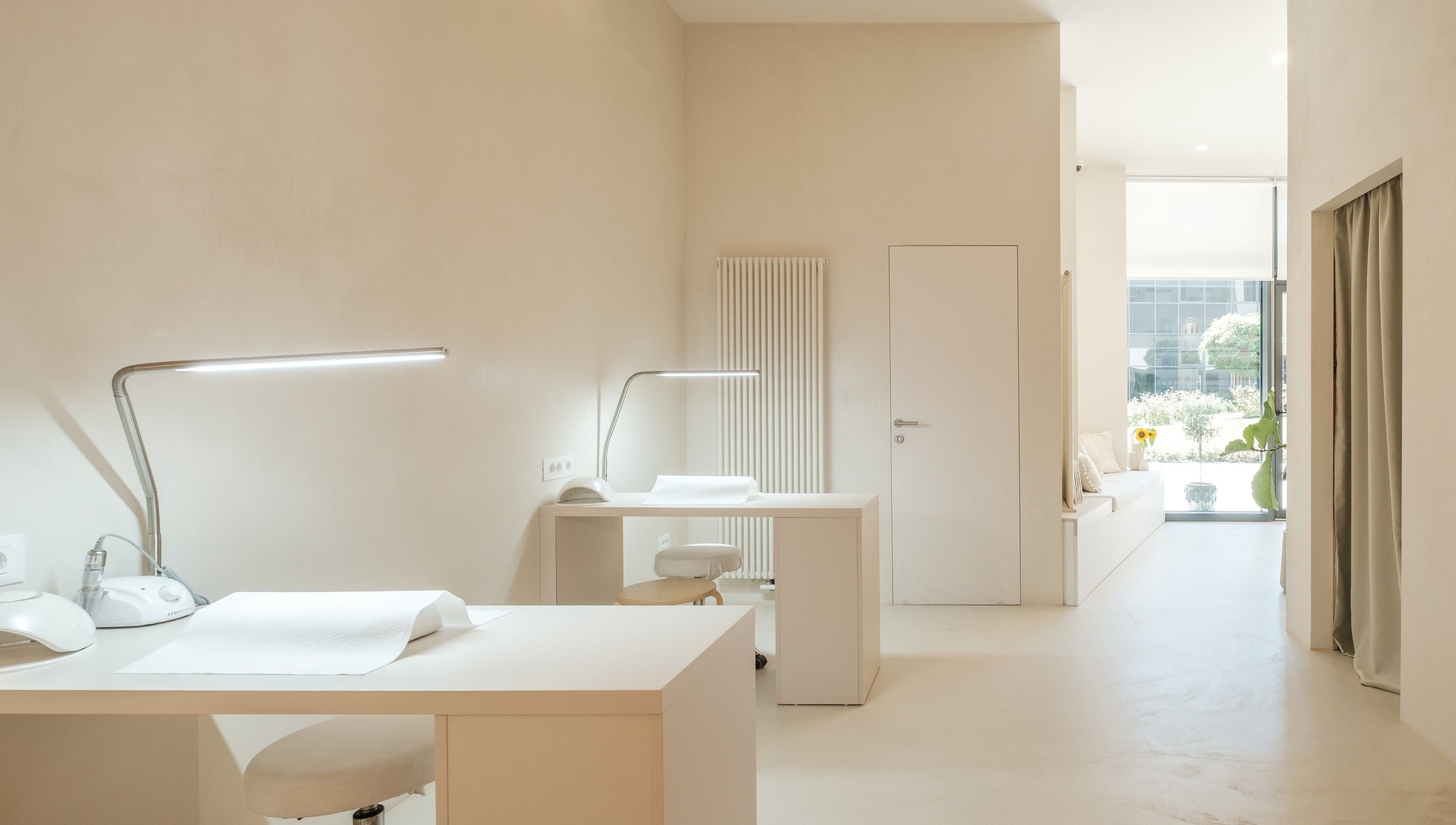 Elegant Domasi beauty salon in Zagreb, HR with sleek white décor and bright natural light.