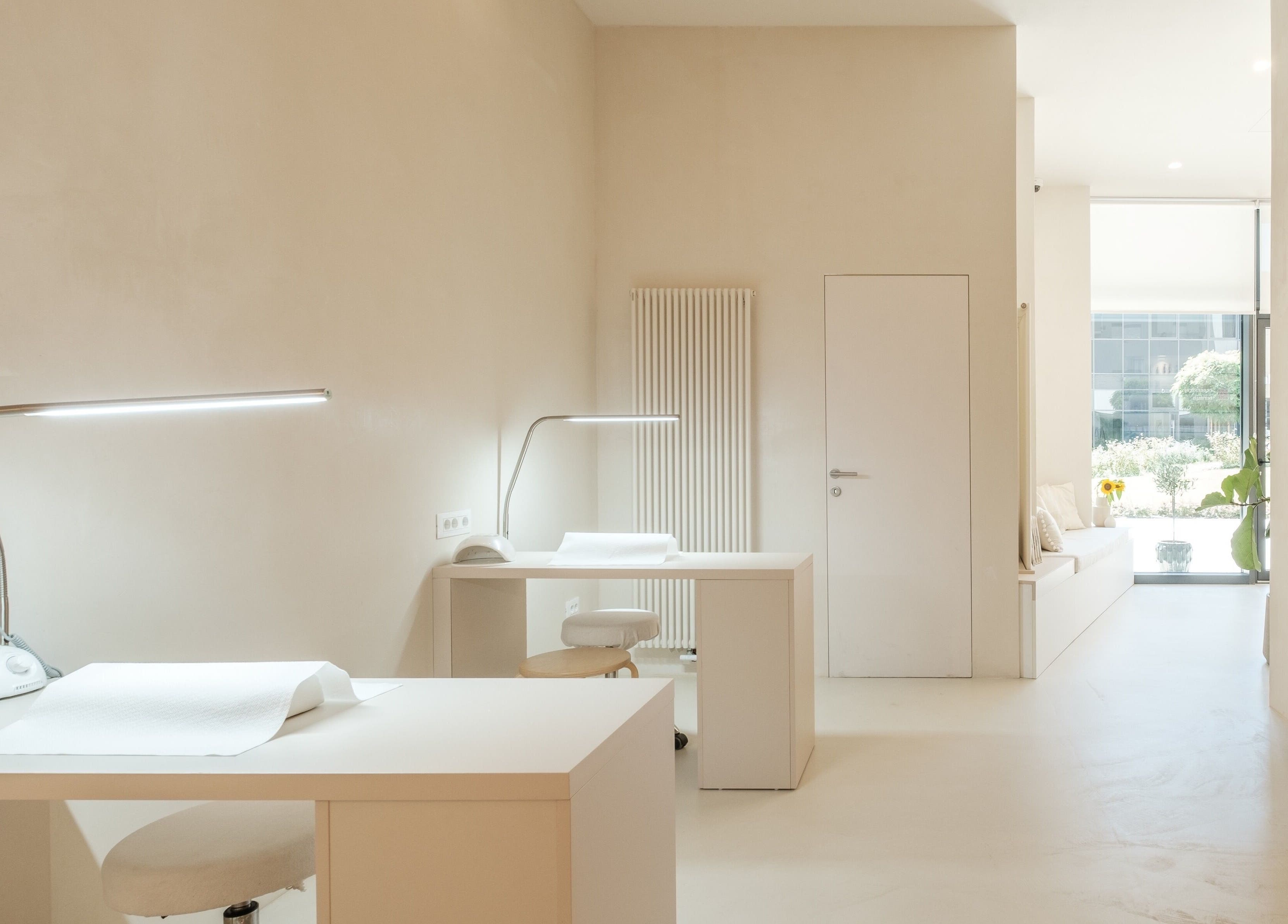 Elegant Domasi beauty salon in Zagreb, HR with sleek white décor and bright natural light.