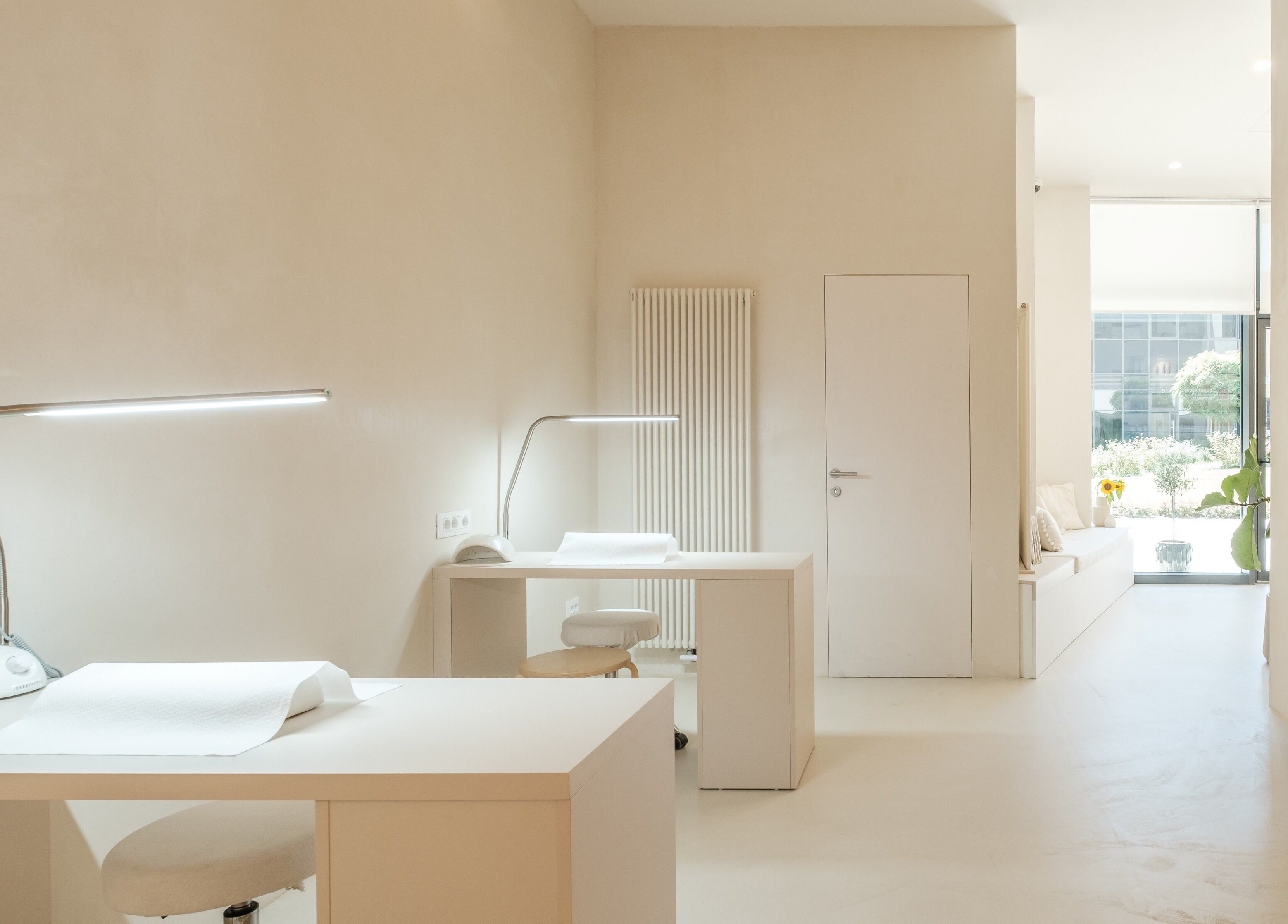 Elegant Domasi beauty salon in Zagreb, HR with sleek white décor and bright natural light.