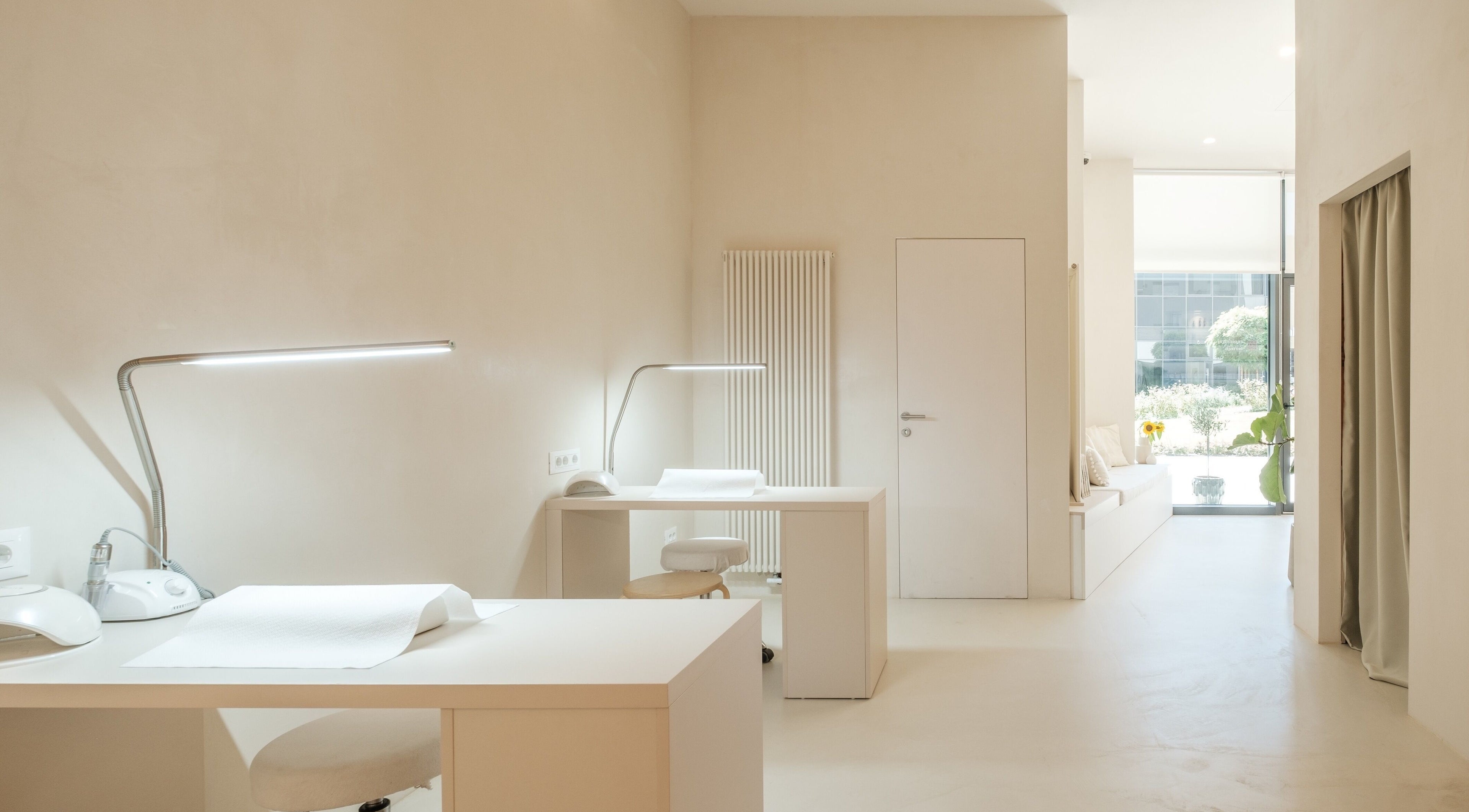 Elegant Domasi beauty salon in Zagreb, HR with sleek white décor and bright natural light.