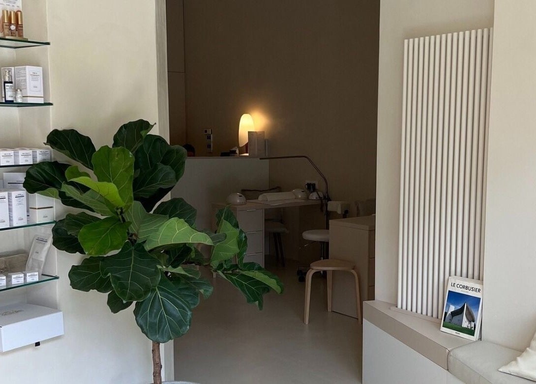 Elegantan kutak uz biljke i proizvode u Domasi, Zagreb, HR.