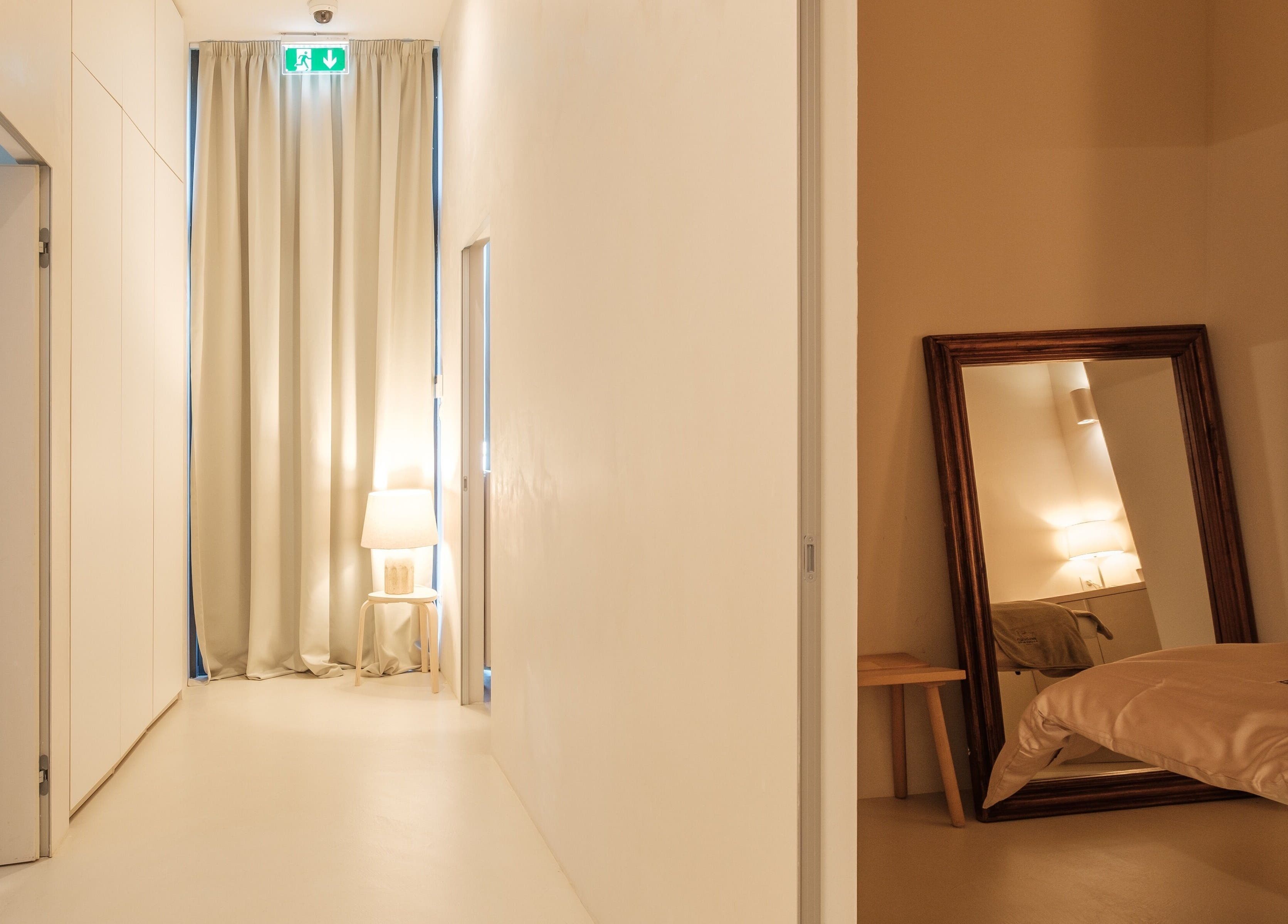 Elegant unutarnji prostor u Domasi, Zagreb, HR, s velikim ogledalom i udobnim ambijentom.