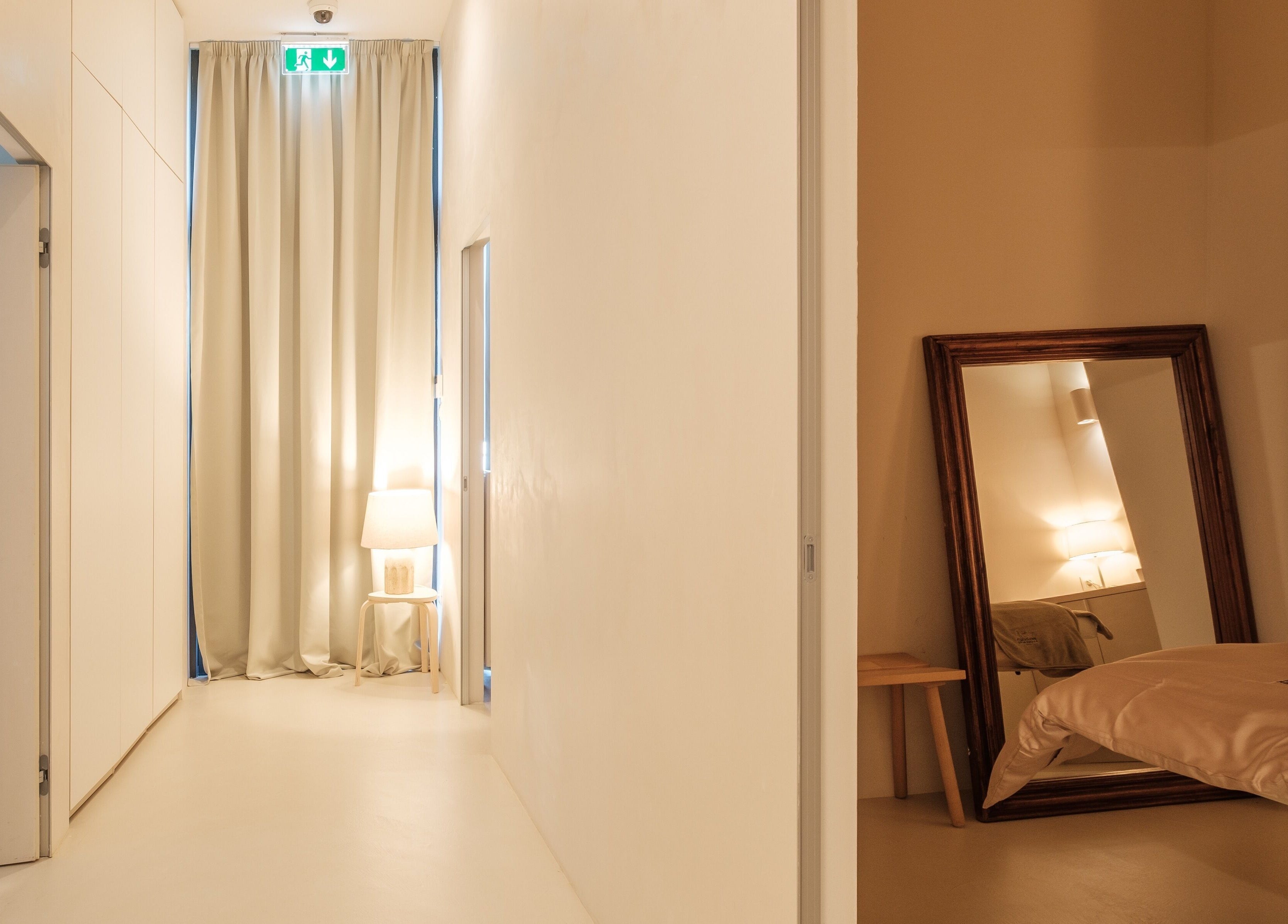 Elegant unutarnji prostor u Domasi, Zagreb, HR, s velikim ogledalom i udobnim ambijentom.