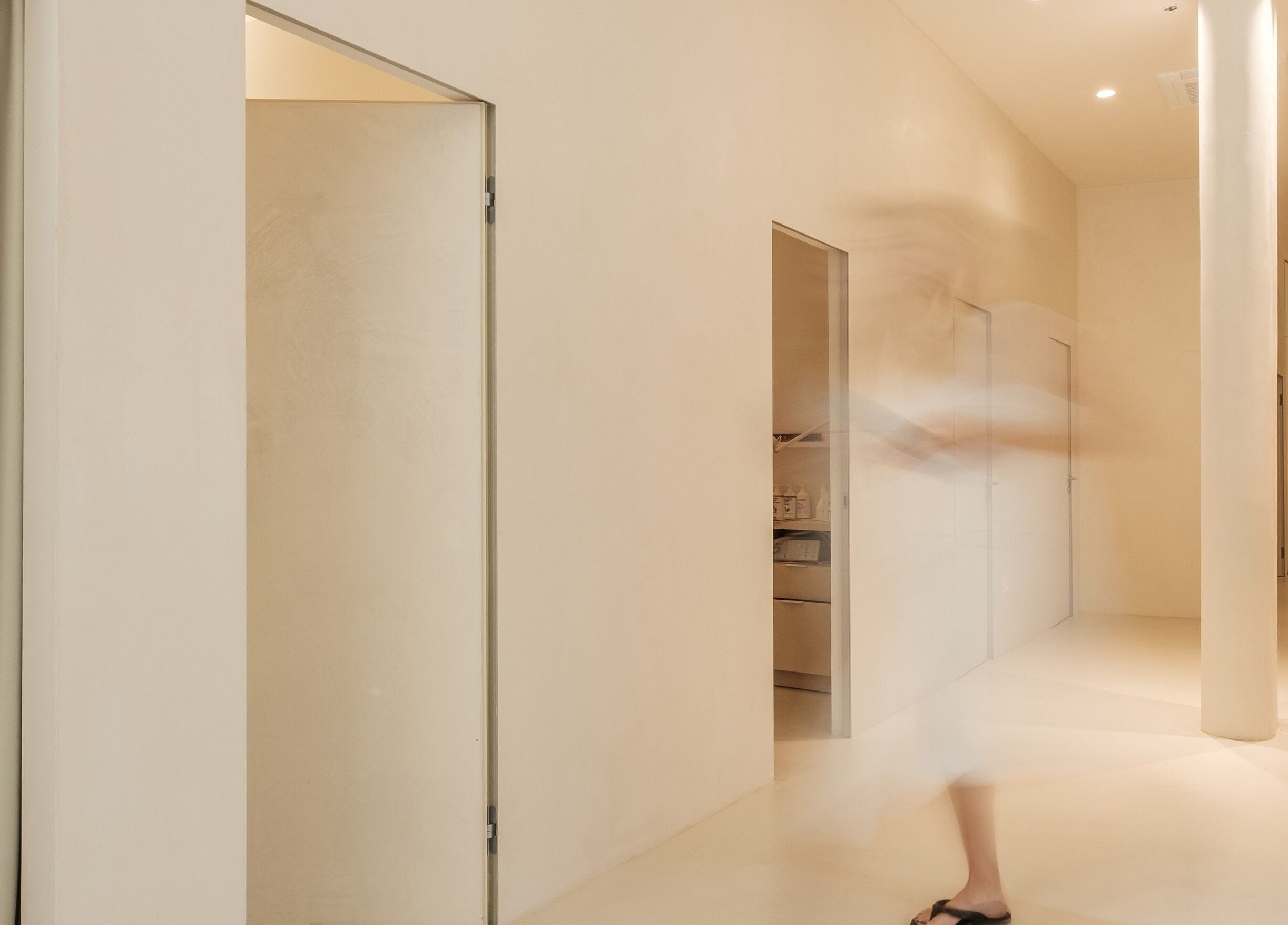 Interijer Domasi u Zagrebu, HR, s modernim dizajnom i neutralnim tonovima.