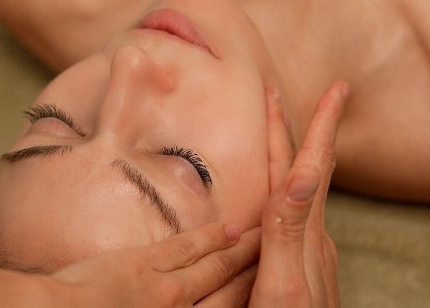 Opuštajuća masaža lica u Domasi, Zagreb, HR pruža savršen trenutak relaksacije.