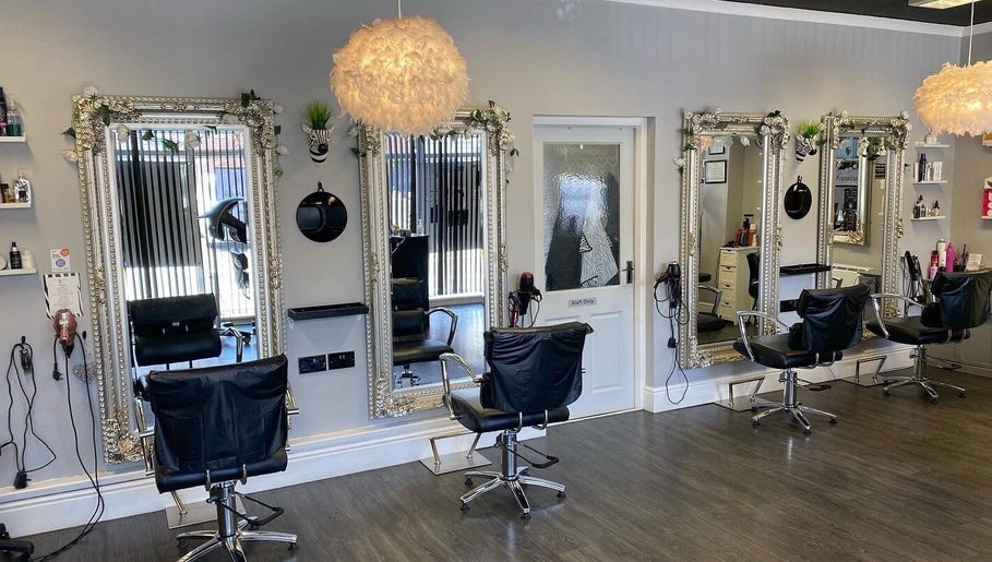 Image de HJ Hairdressing, Beauty & Aesthetics 1