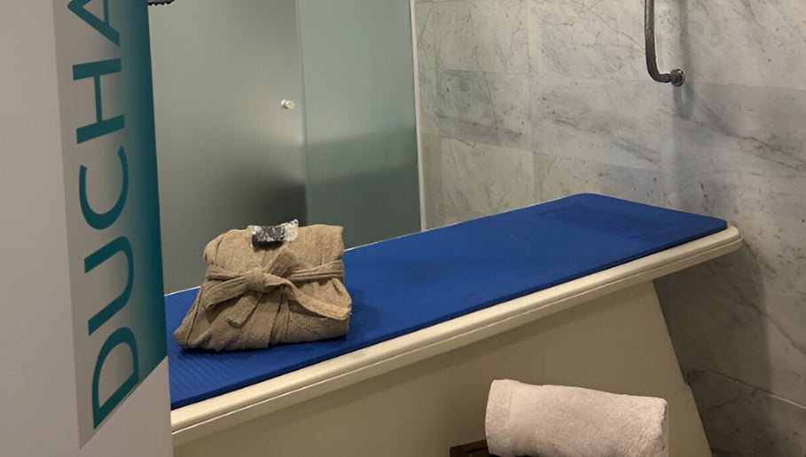 Spa de Shannel NutriEsthetic La Moraleja en Alcobendas, Comunidad De Madrid, ES con toalla y ducha.
