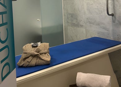 Spa de Shannel NutriEsthetic La Moraleja en Alcobendas, Comunidad De Madrid, ES con toalla y ducha.