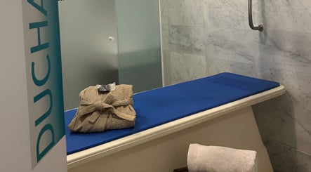 Spa de Shannel NutriEsthetic La Moraleja en Alcobendas, Comunidad De Madrid, ES con toalla y ducha.