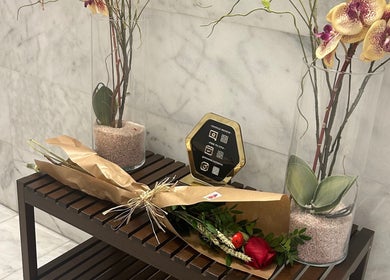 Decoración floral en Shannel NutriEsthetic La Moraleja, Alcobendas, Comunidad De Madrid, ES con arreglo y diploma.