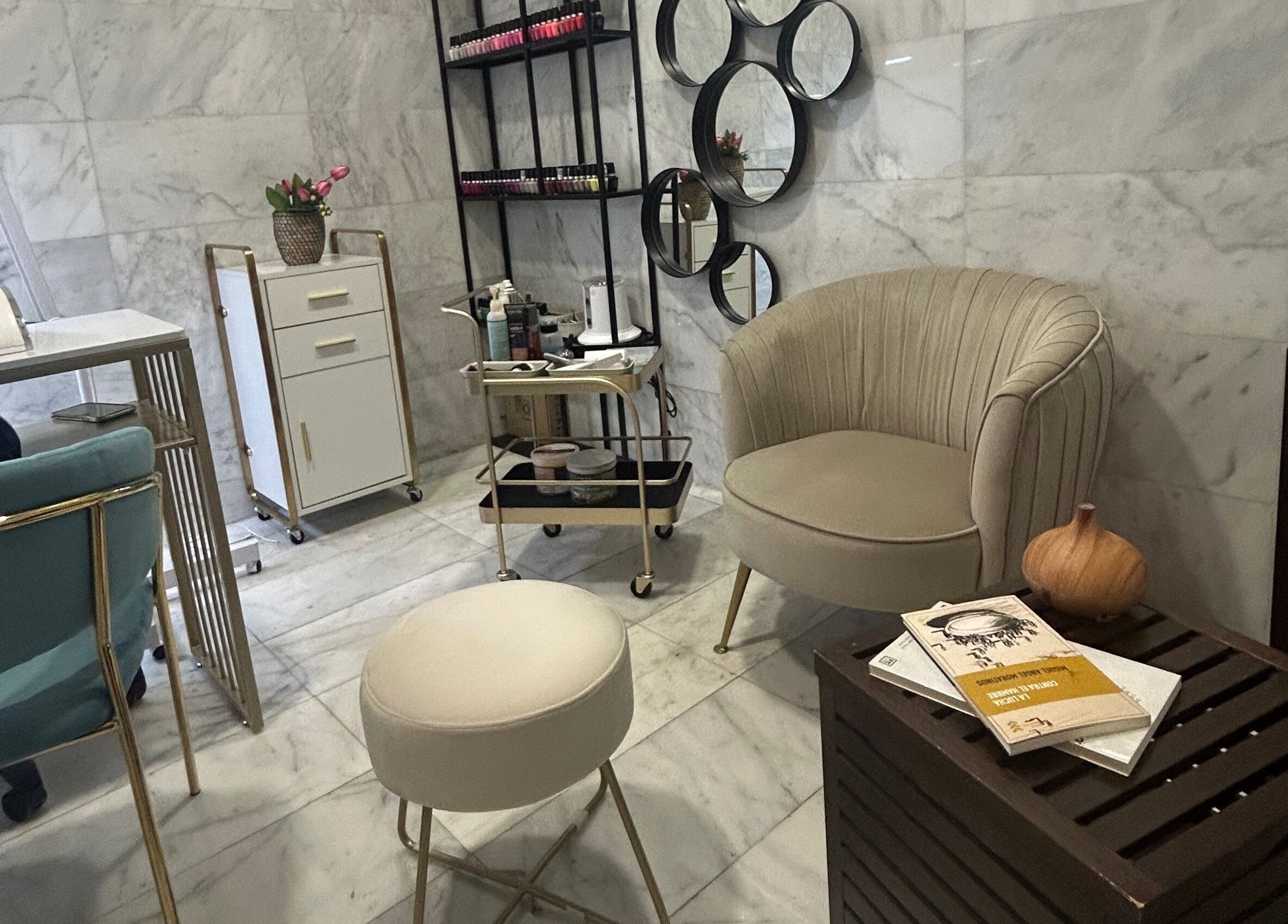 Elegante sala de Shannel NutriEsthetic La Moraleja en Alcobendas, Comunidad De Madrid, ES con decoración moderna.