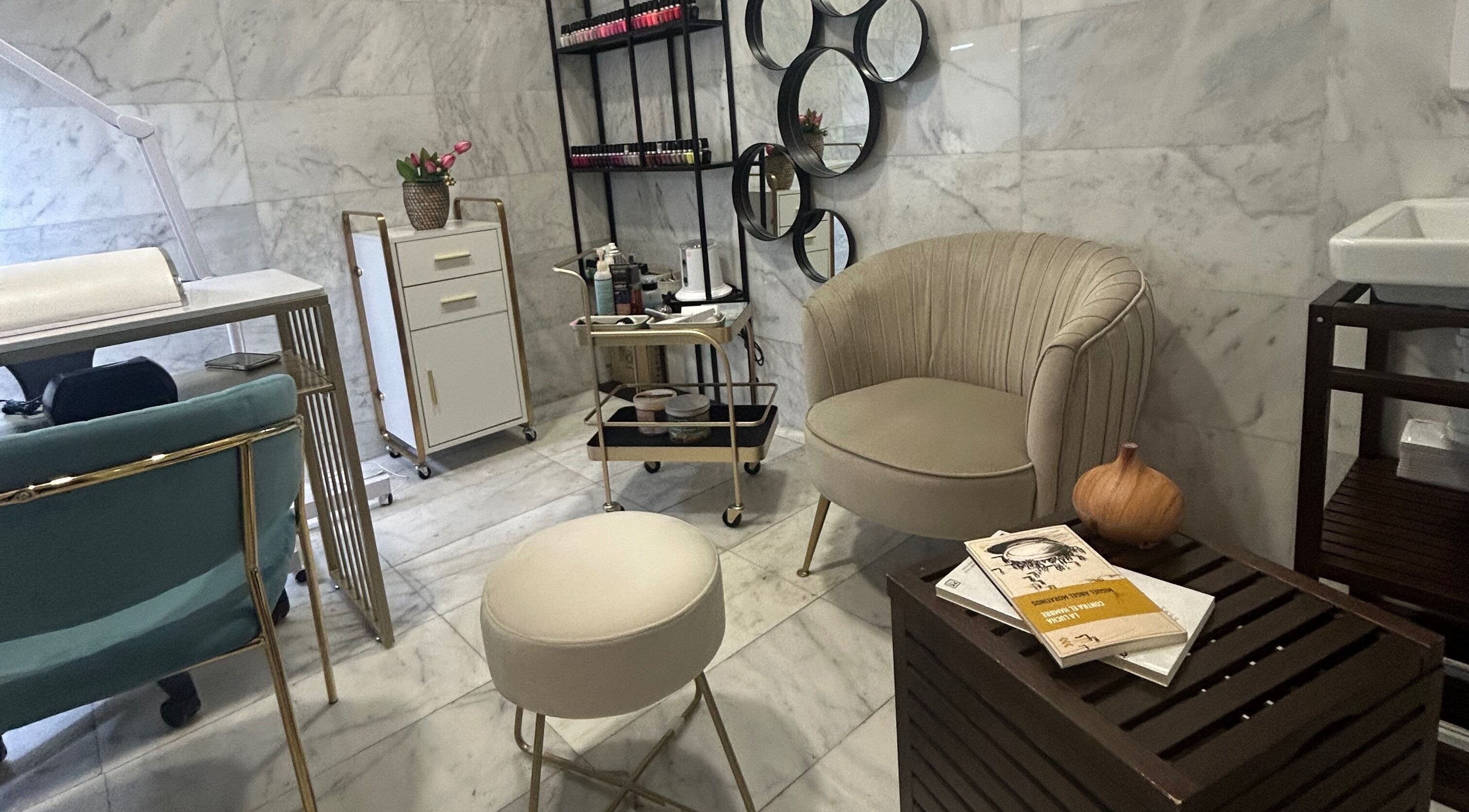 Elegante sala de Shannel NutriEsthetic La Moraleja en Alcobendas, Comunidad De Madrid, ES con decoración moderna.