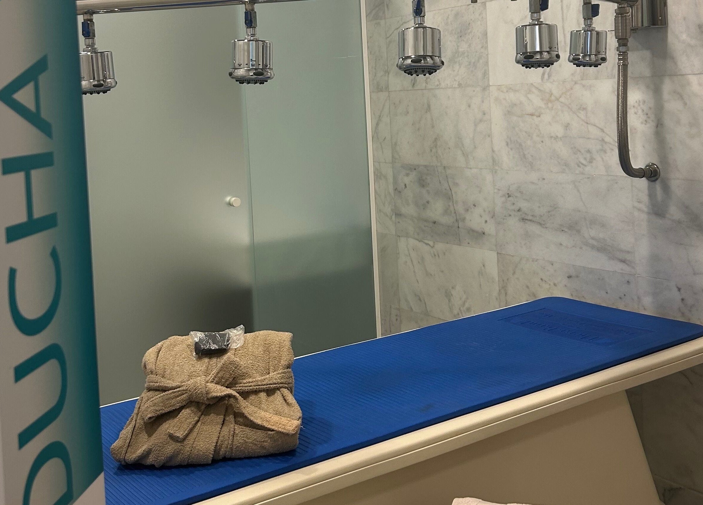 Ducha de spa en Shannel NutriEsthetic La Moraleja, Alcobendas, Comunidad De Madrid, ES con toallas listas.