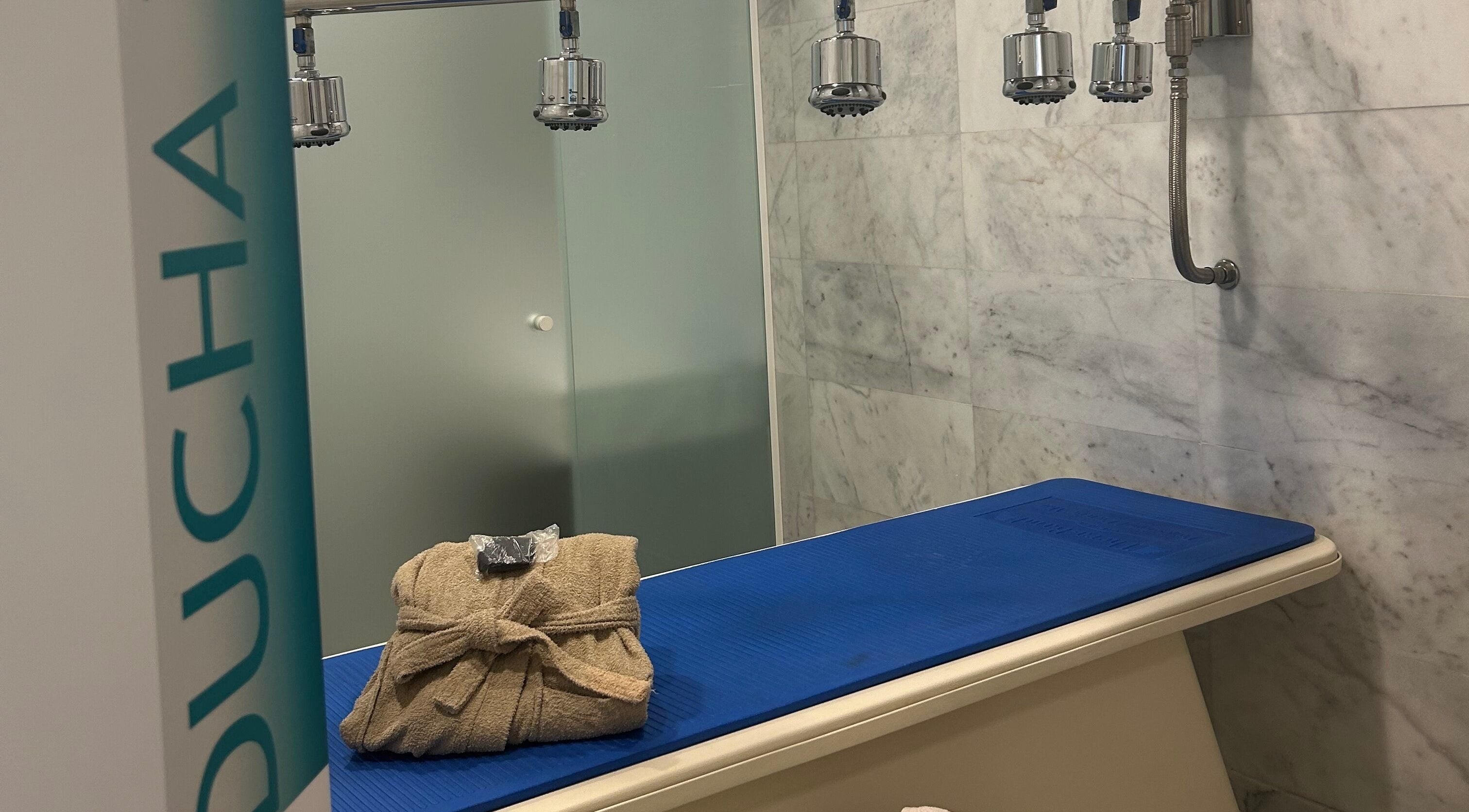 Ducha de spa en Shannel NutriEsthetic La Moraleja, Alcobendas, Comunidad De Madrid, ES con toallas listas.