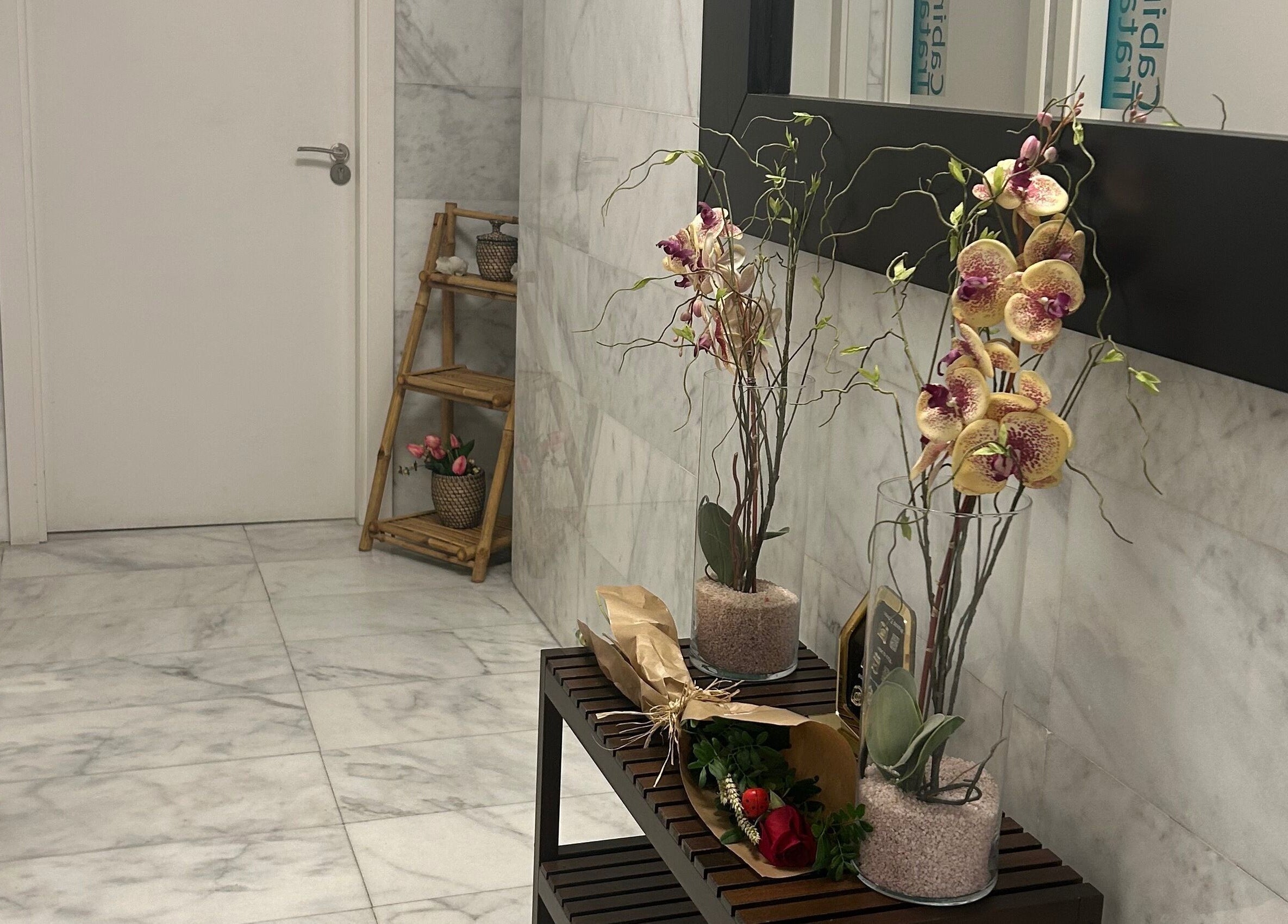 Decoración floral elegante en Shannel NutriEsthetic La Moraleja, Alcobendas, Comunidad De Madrid, ES.