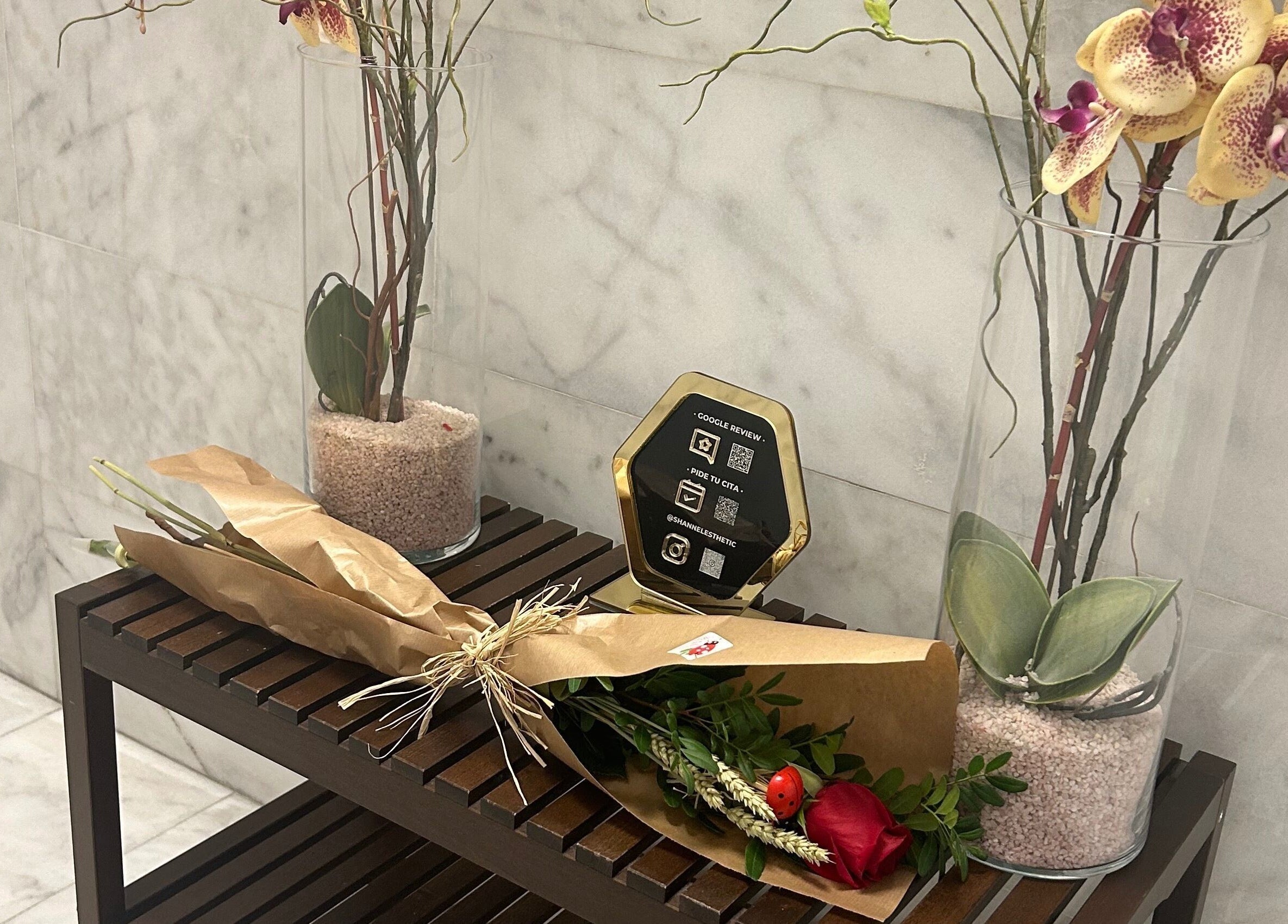 Elegante ramo de flores en Shannel NutriEsthetic La Moraleja, Alcobendas, Comunidad De Madrid, ES.