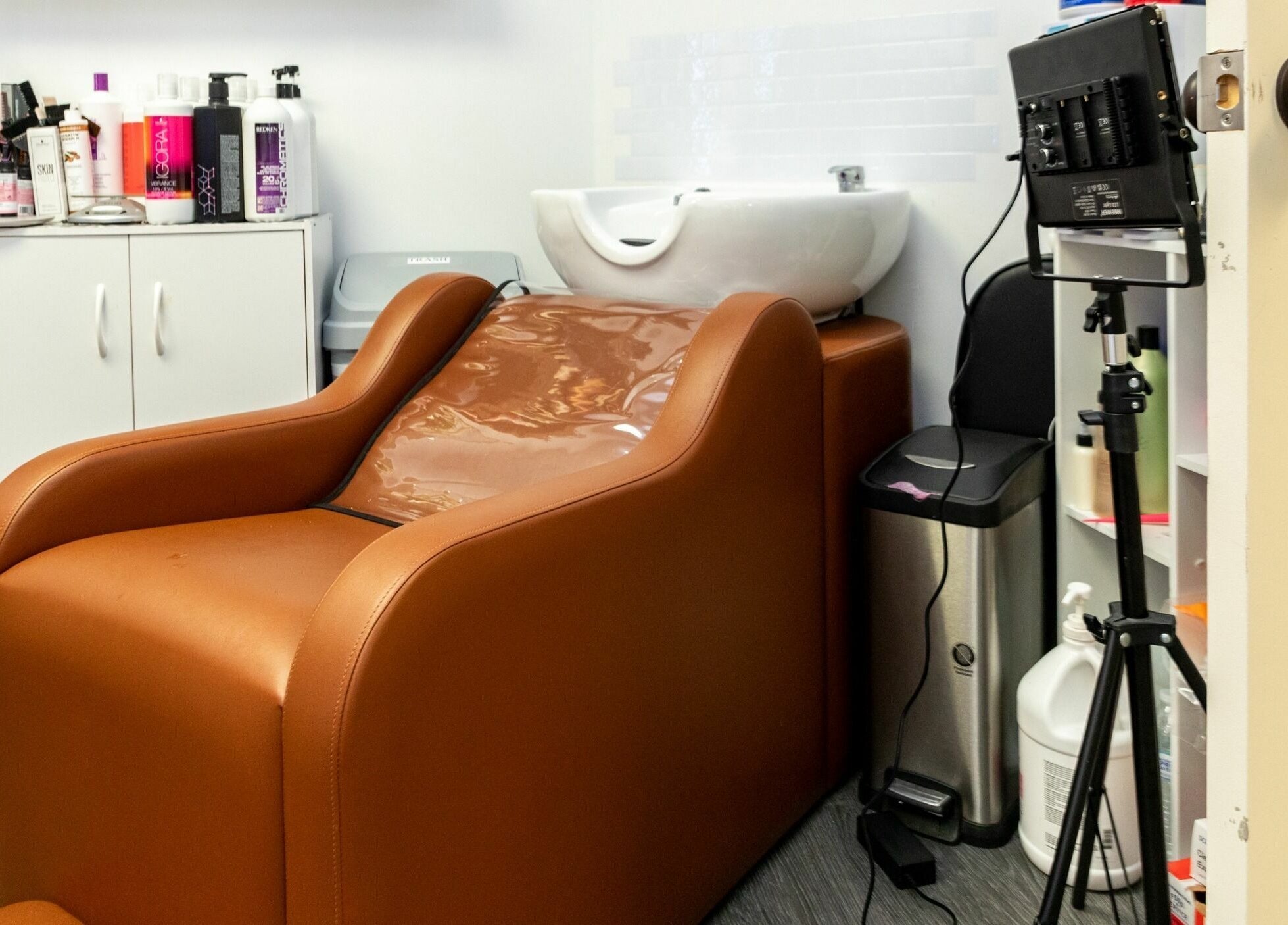 Luxury wash station at Viva Beauty Bar Via Maks Salon, Cumming, Georgia, US for premium hair care services.