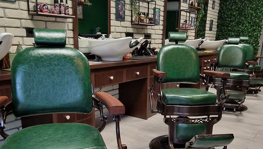 Vintage zelene stolice u Nomad Barbershop Špansko (ex. Oliver's), Zagreb, Grad Zagreb, HR.