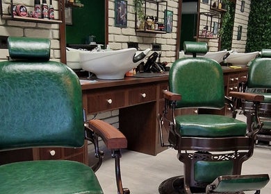Vintage zelene stolice u Nomad Barbershop Špansko (ex. Oliver's), Zagreb, Grad Zagreb, HR.