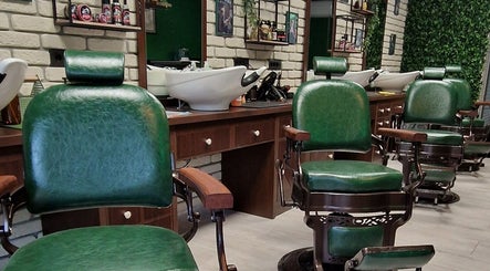 Vintage zelene stolice u Nomad Barbershop Špansko (ex. Oliver's), Zagreb, Grad Zagreb, HR.