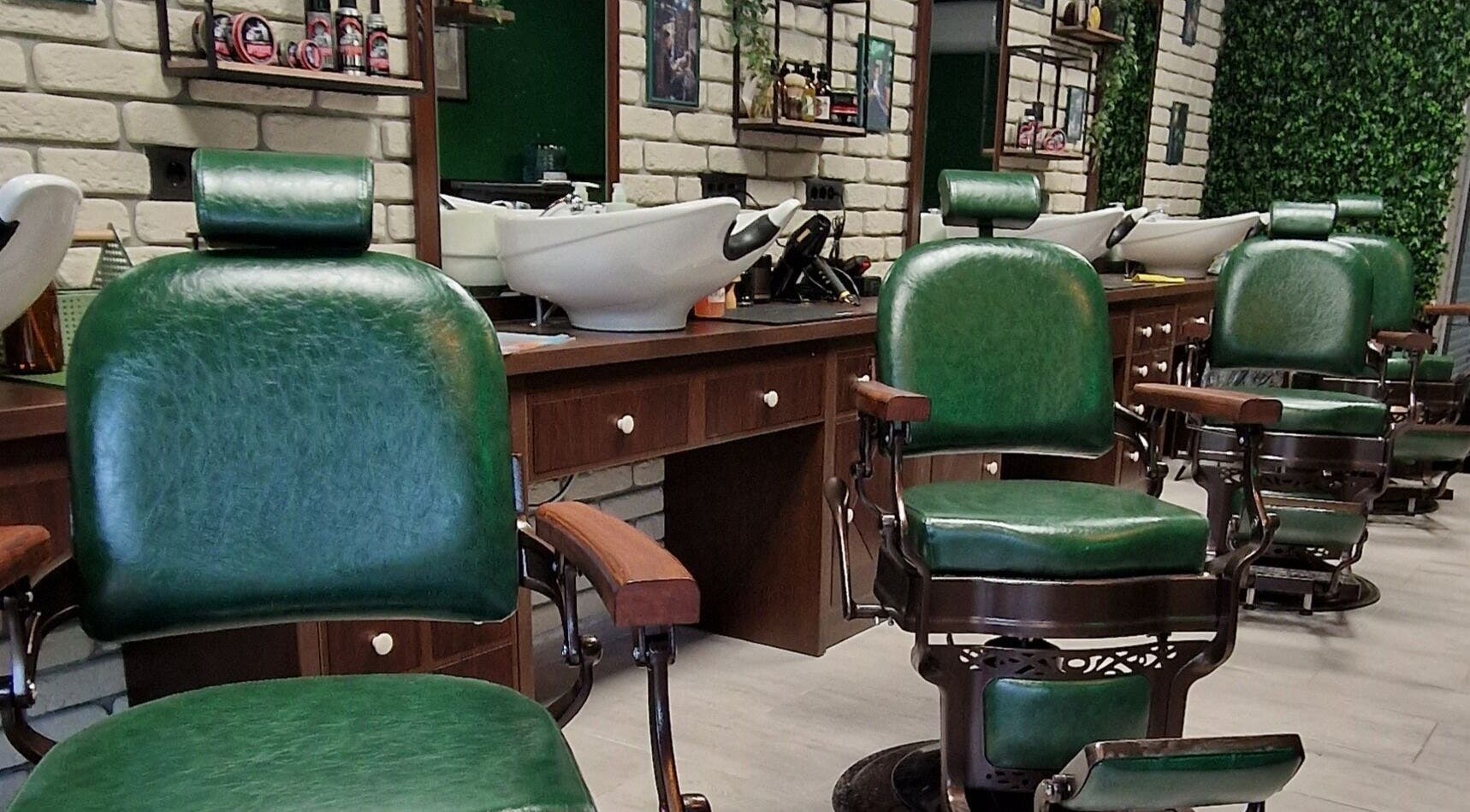 Vintage zelene stolice u Nomad Barbershop Špansko (ex. Oliver's), Zagreb, Grad Zagreb, HR.