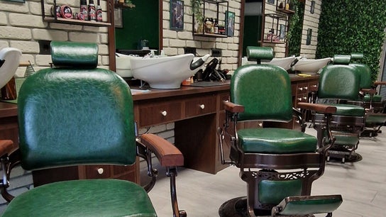 Vintage zelene stolice u Nomad Barbershop Špansko (ex. Oliver's), Zagreb, Grad Zagreb, HR.
