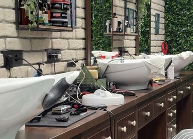 Modern unutrašnjost Nomad Barbershop Špansko (ex. Oliver's) u Zagrebu s opremom i umivaonicima.