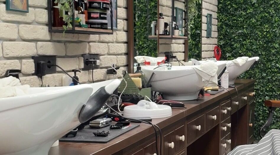 Modern unutrašnjost Nomad Barbershop Špansko (ex. Oliver's) u Zagrebu s opremom i umivaonicima.