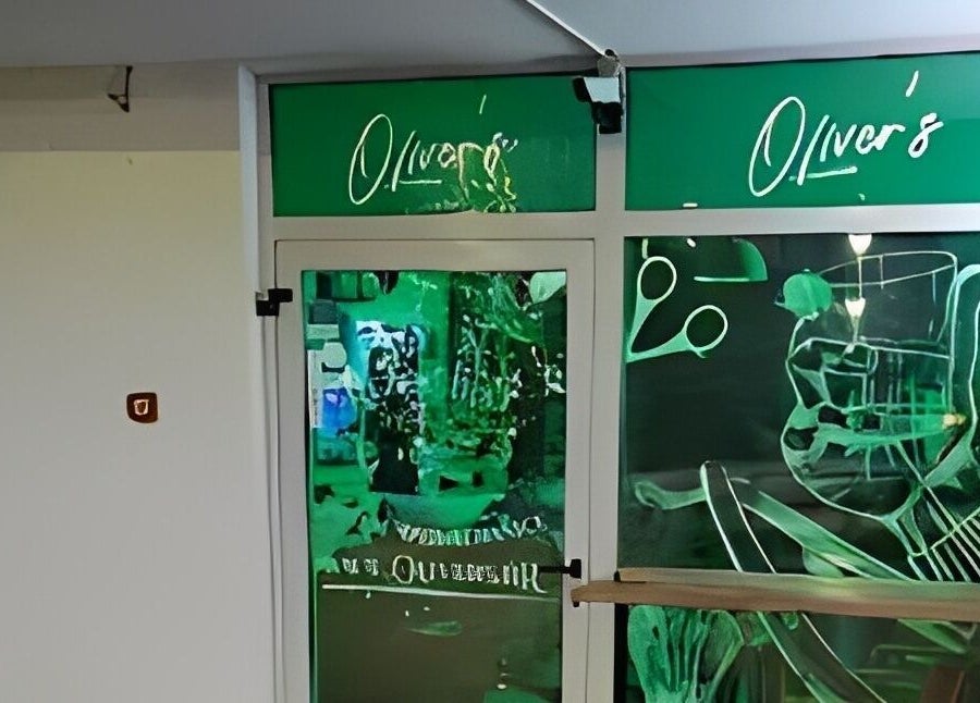 Ulaz u Nomad Barbershop Špansko (ex. Oliver's) u Zagrebu, Grad Zagreb, HR sa stiliziranim dekoracijama.