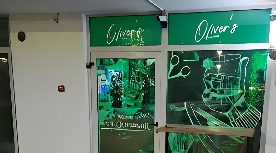 Ulaz u Nomad Barbershop Špansko (ex. Oliver's) u Zagrebu, Grad Zagreb, HR sa stiliziranim dekoracijama.