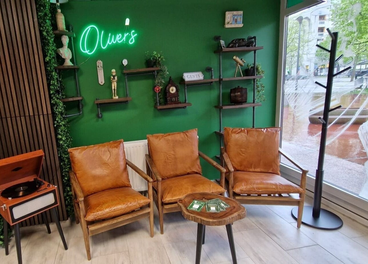 Elegant interijer u Nomad Barbershop Špansko (ex. Oliver's), Zagreb, Grad Zagreb, HR s kožnim stolicama.