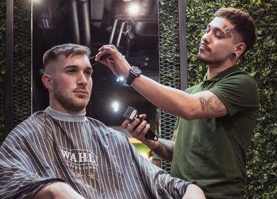 Majstor frizer radi šišanje klijenta u Nomad Barbershop Špansko ( ex. Oliver's ) u Zagrebu, Grad Zagreb, HR.
