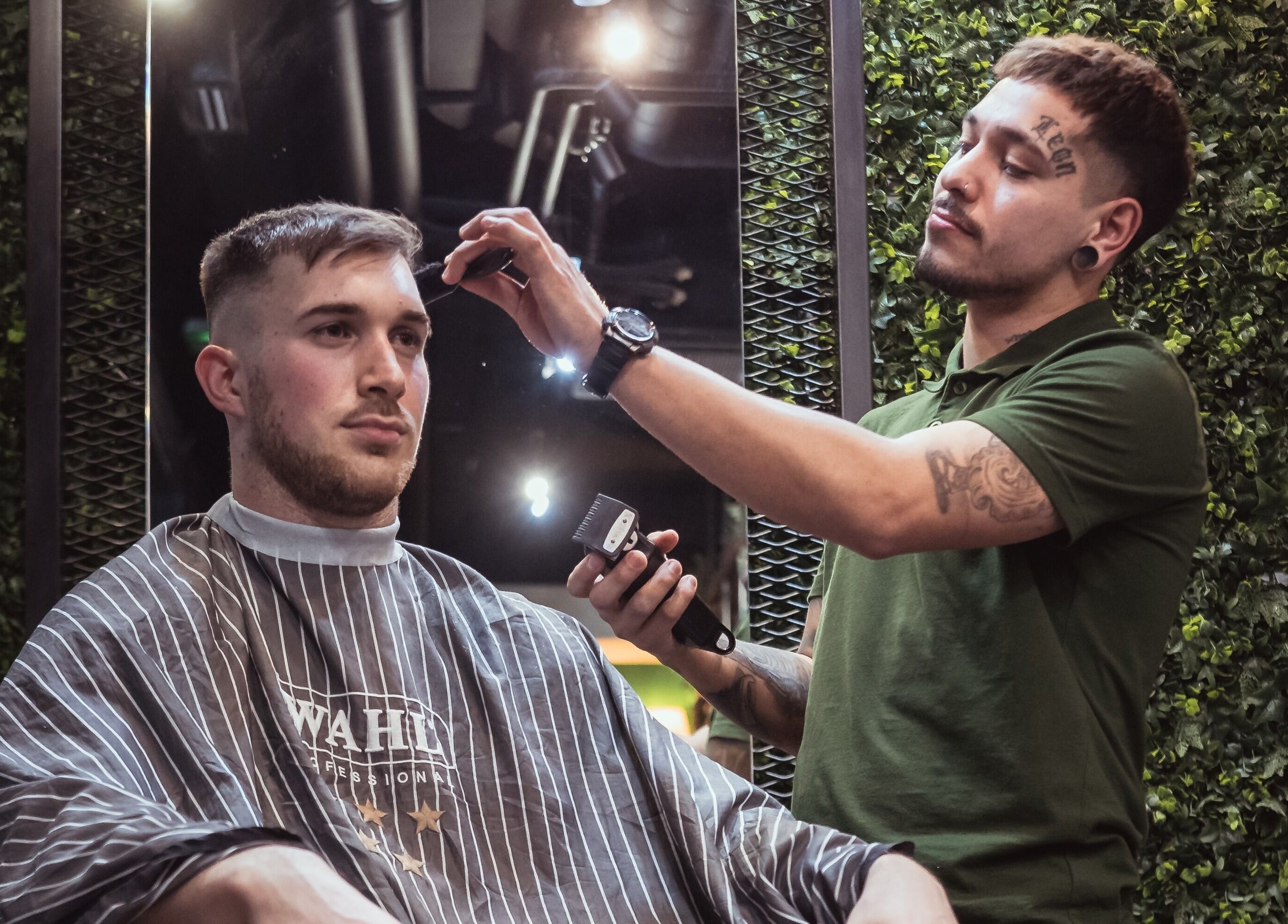 Majstor frizer radi šišanje klijenta u Nomad Barbershop Špansko ( ex. Oliver's ) u Zagrebu, Grad Zagreb, HR.
