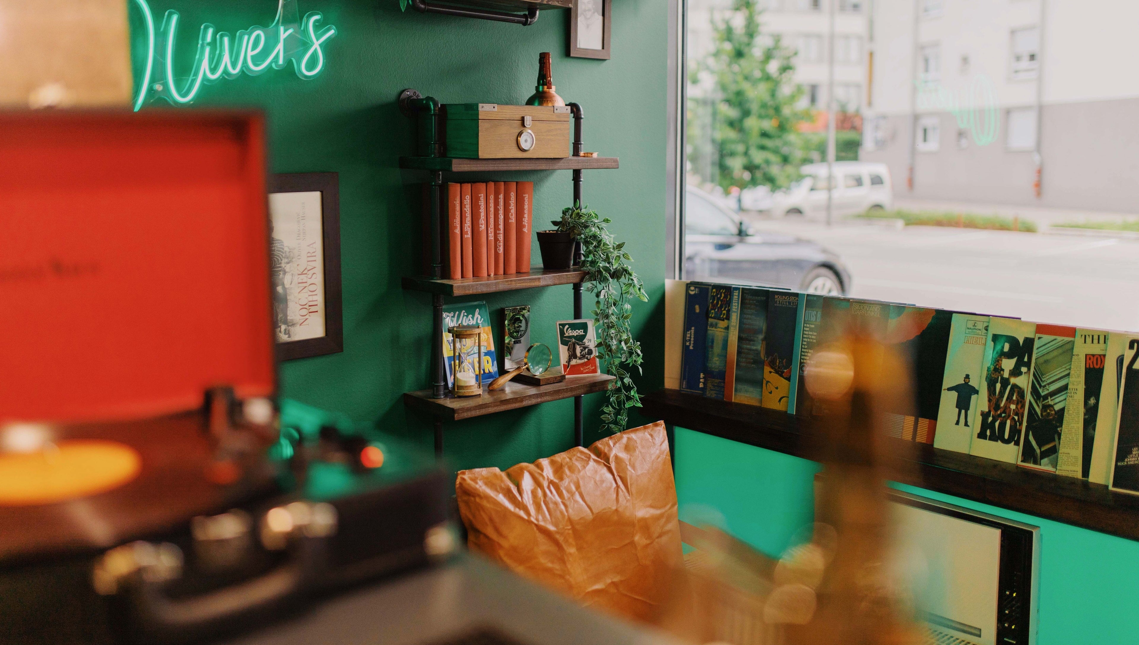 Unutrašnjost Nomad Barbershop Zagreb Tower (ex Oliver's) u Zagrebu, Grad Zagreb, HR s vintage dekorom.